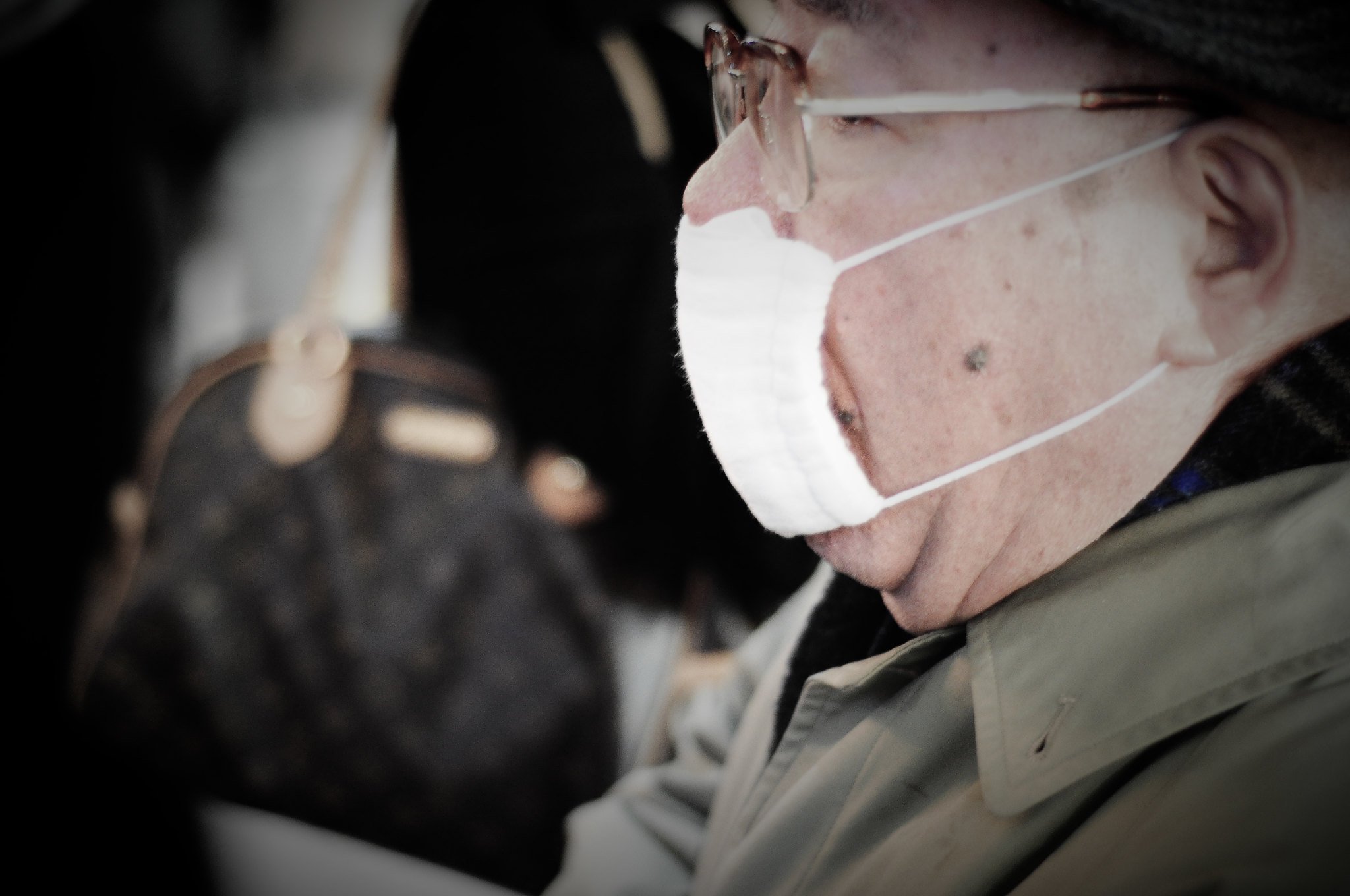 Anciano con el rostro cubierto por una mascarilla para protegerse del COVID-19. | Foto: Flickr Anciano con el rostro cubierto por una mascarilla para protegerse del COVID-19. | Foto: Flickr