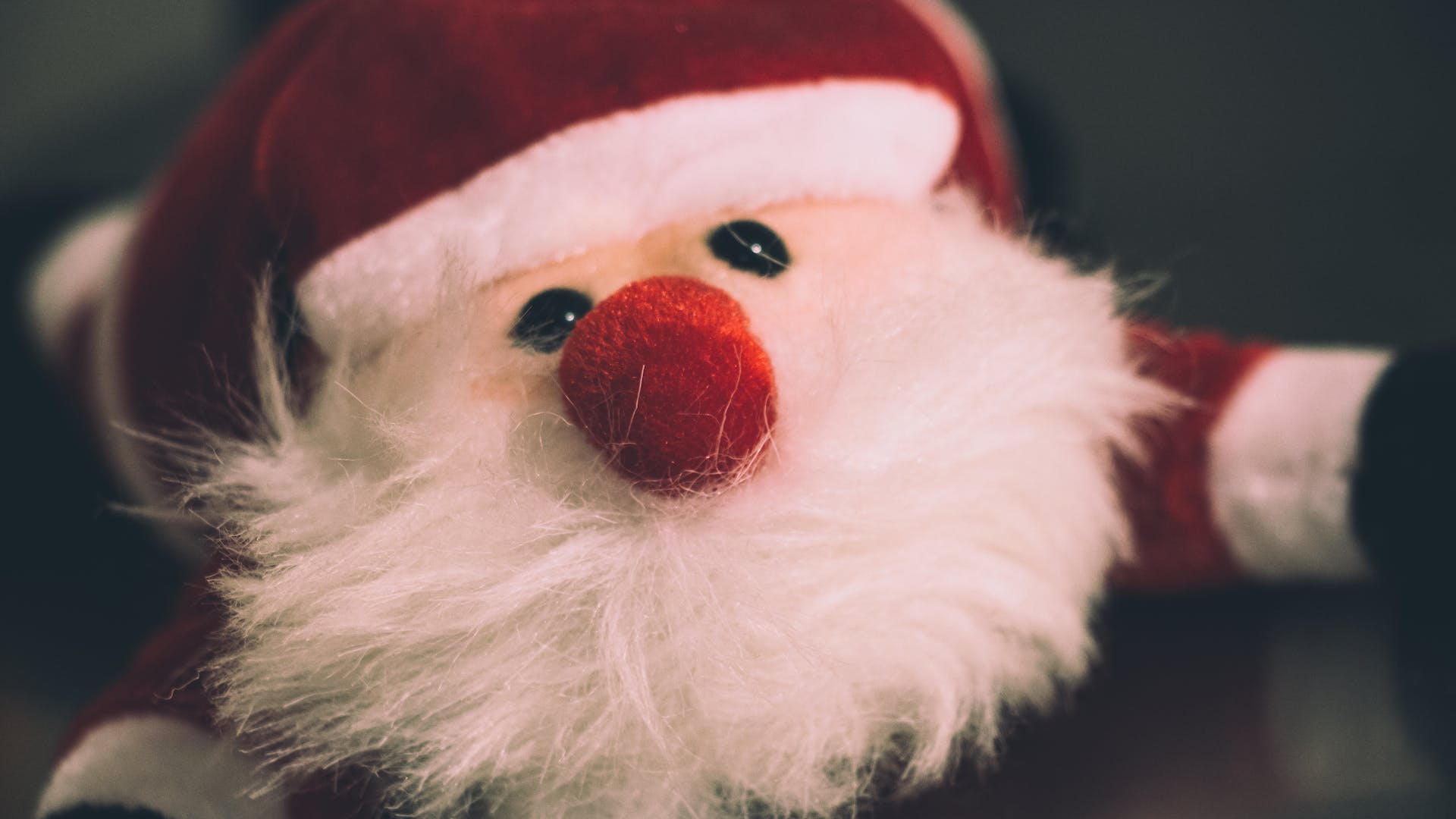 A Santa Claus toy | Source: Pexels