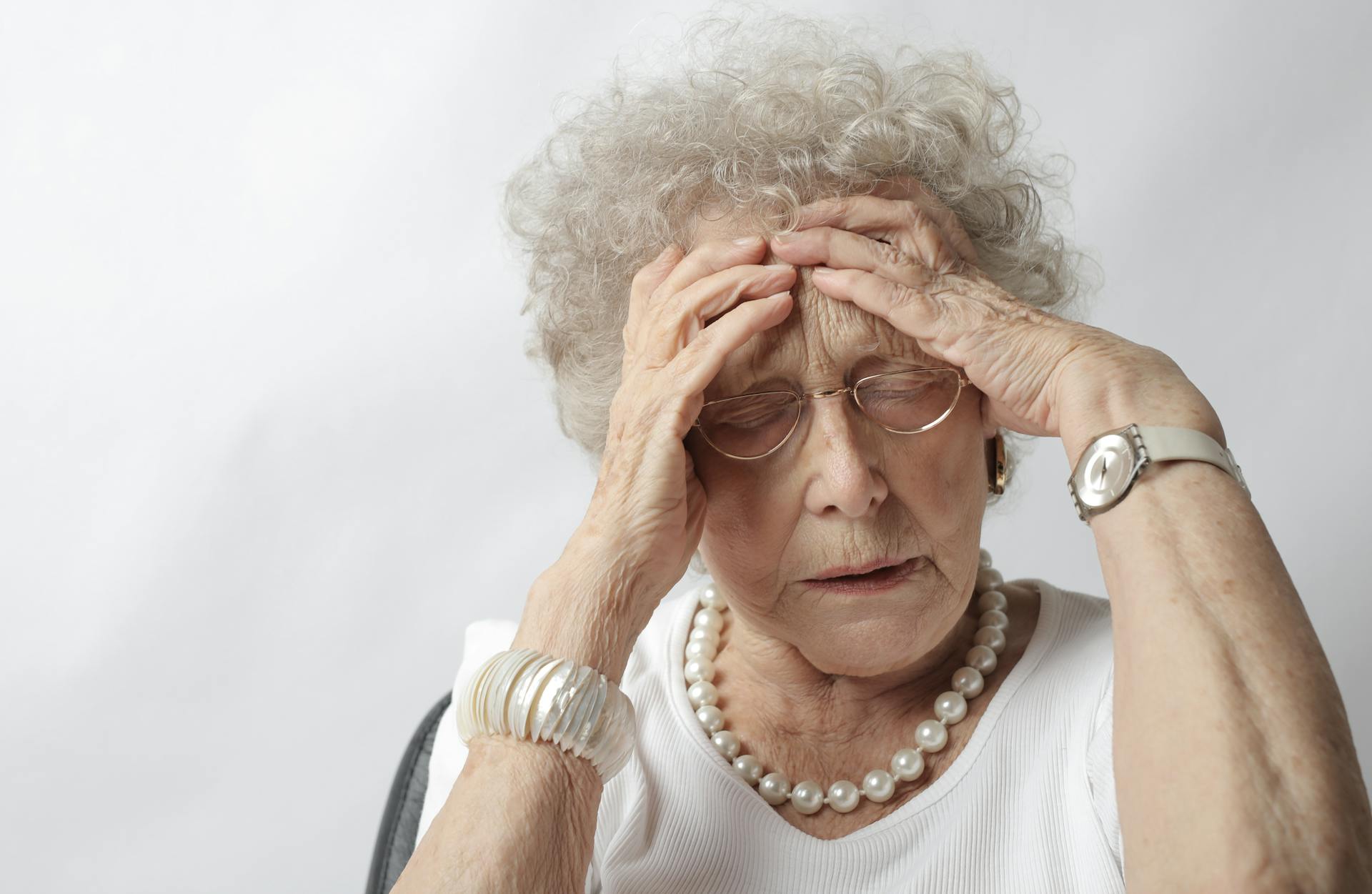 An old woman with her hands on her head | Source: Pexels
