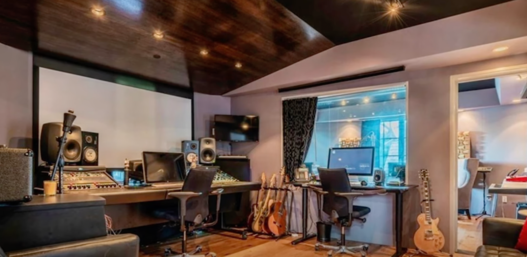 John Stamos' recording studio in his home in Los Angeles | Source: YouTube@FamousEntertainment