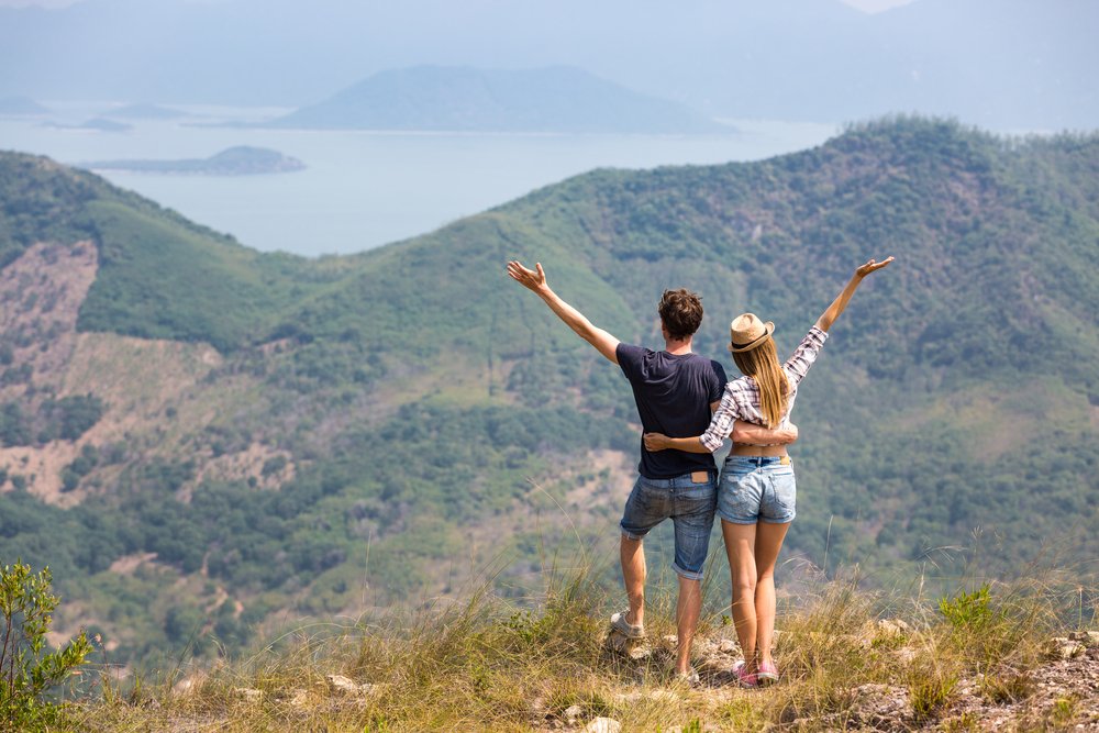 Pareja feliz disfrutando del paisaje montañoso. | Foto: Shutterstock
