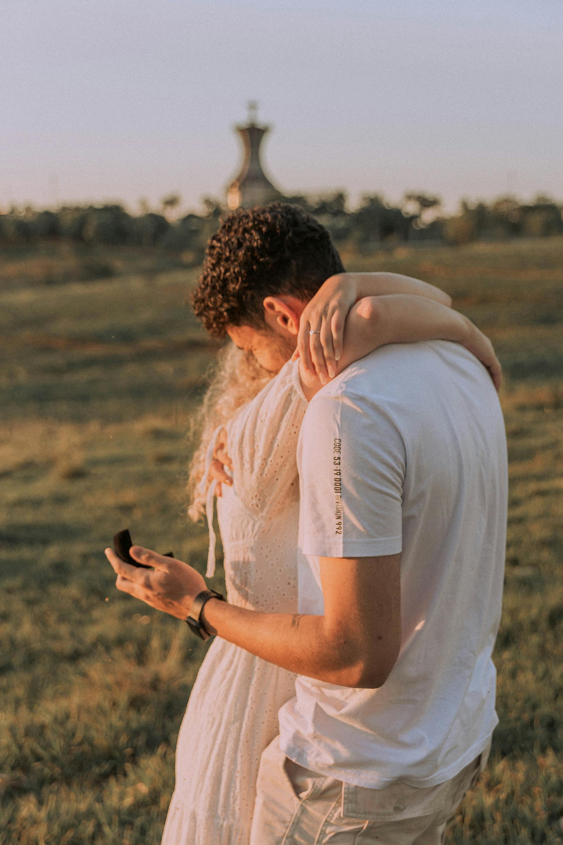 A couple embracing | Source: Pexels