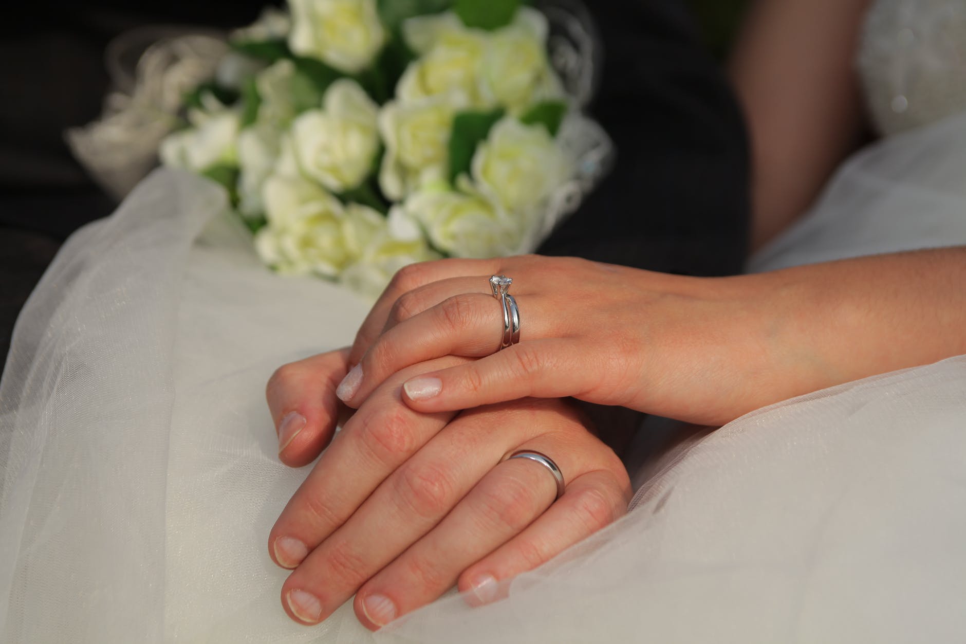 Una pareja recién casada tomada de la mano. | Foto: Pexels