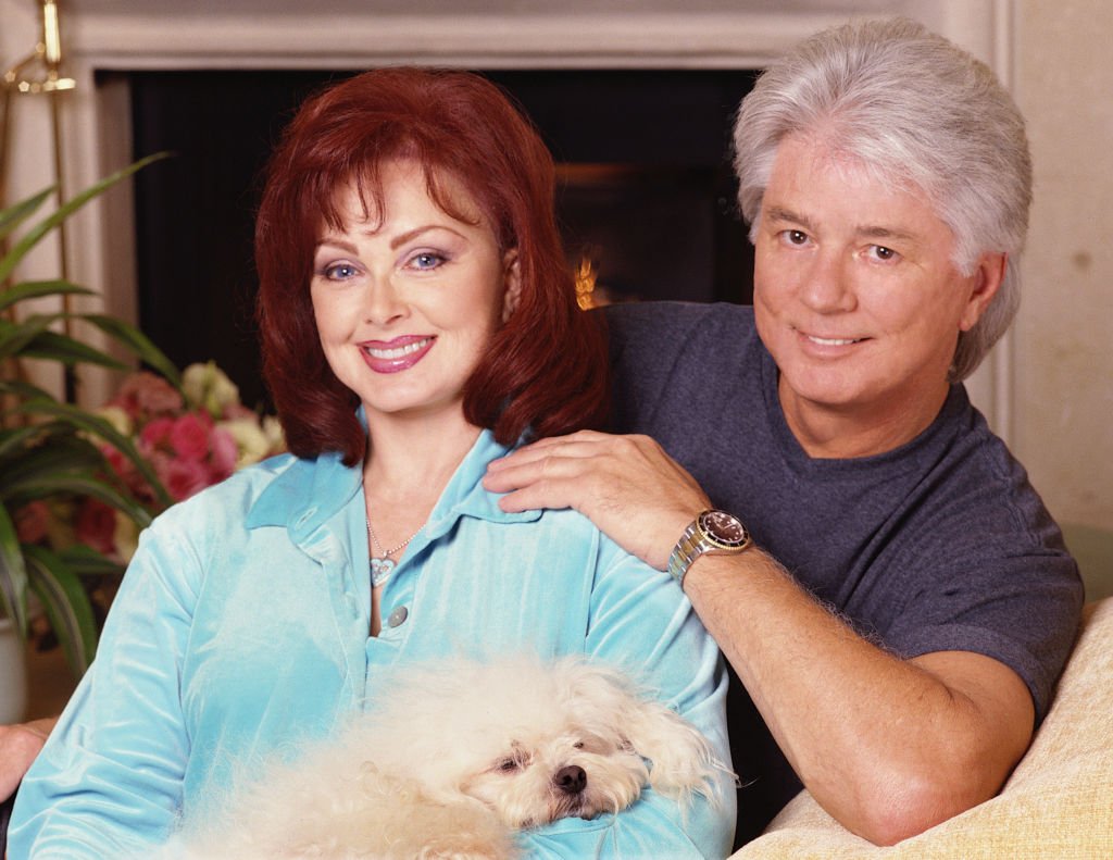 Naomi Judd and Larry Strickland smile for a portrait in 2005 in Los Angeles, California. | Source: Getty Images