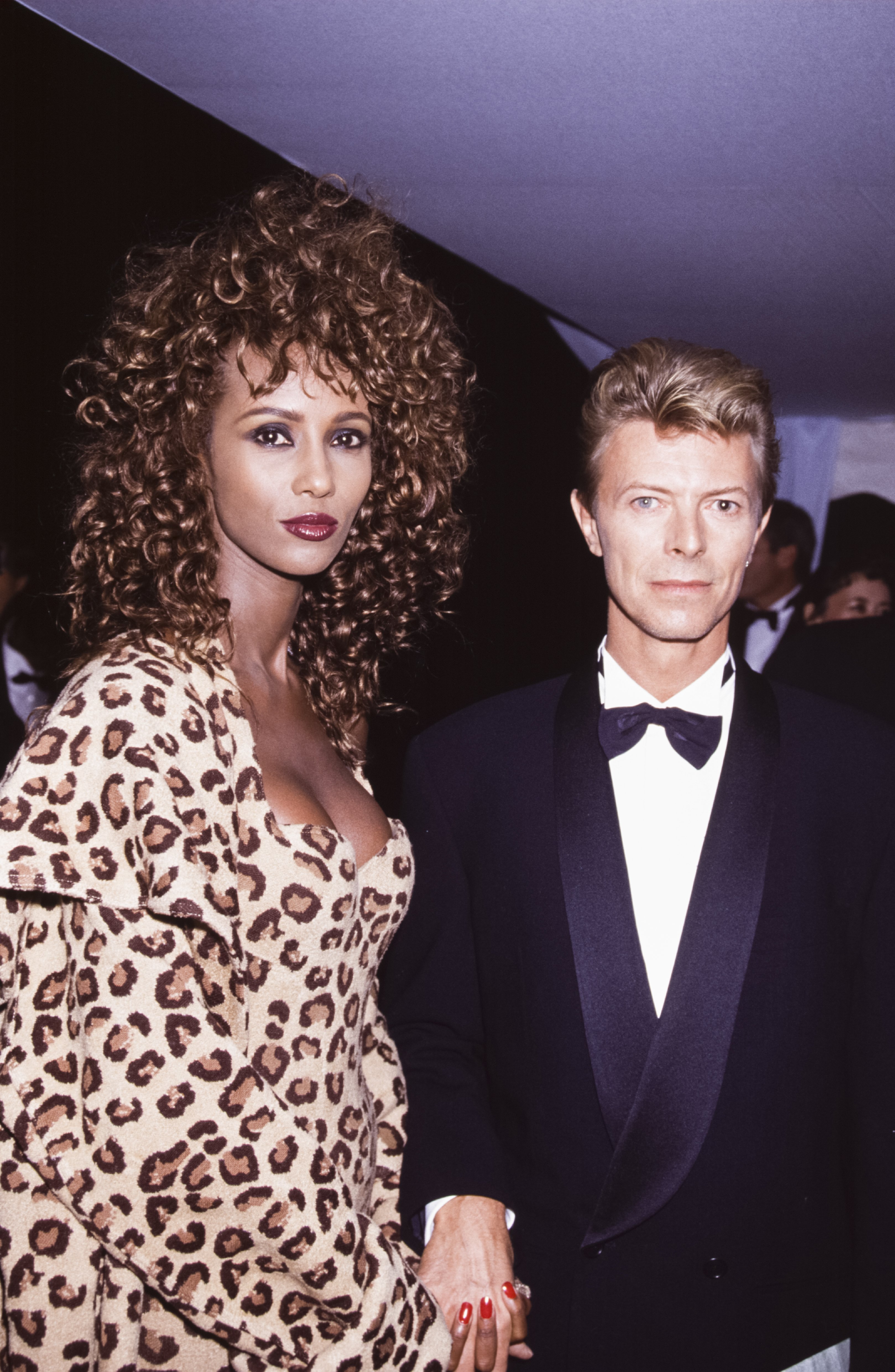 David Bowie mit seiner Frau Iman im September 1991 in Versailles, Frankreich | Quelle: Getty Images