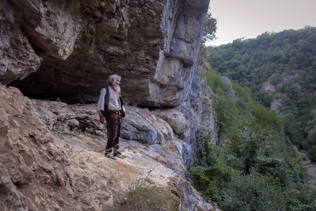 L'ermite serbe Panta Petrovic pose devant sa grotte dans la ville de Pirot, dans le sud de la Serbie, le 9 août 2021. | Photo : Getty Images