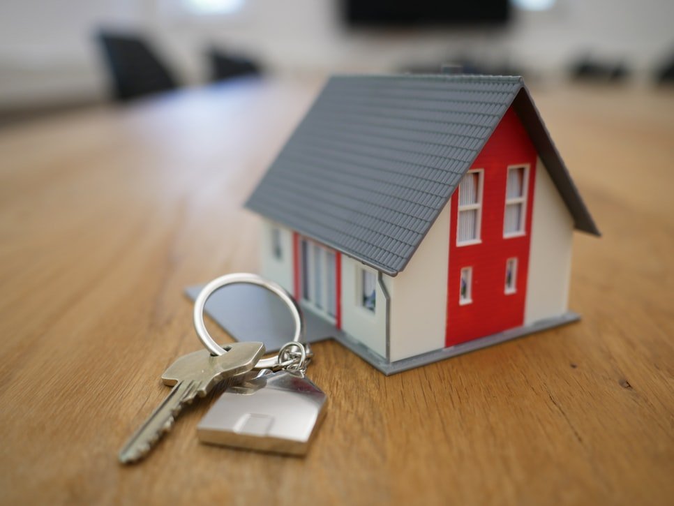 A photo of a house and keys on a table. | Source: Unsplash