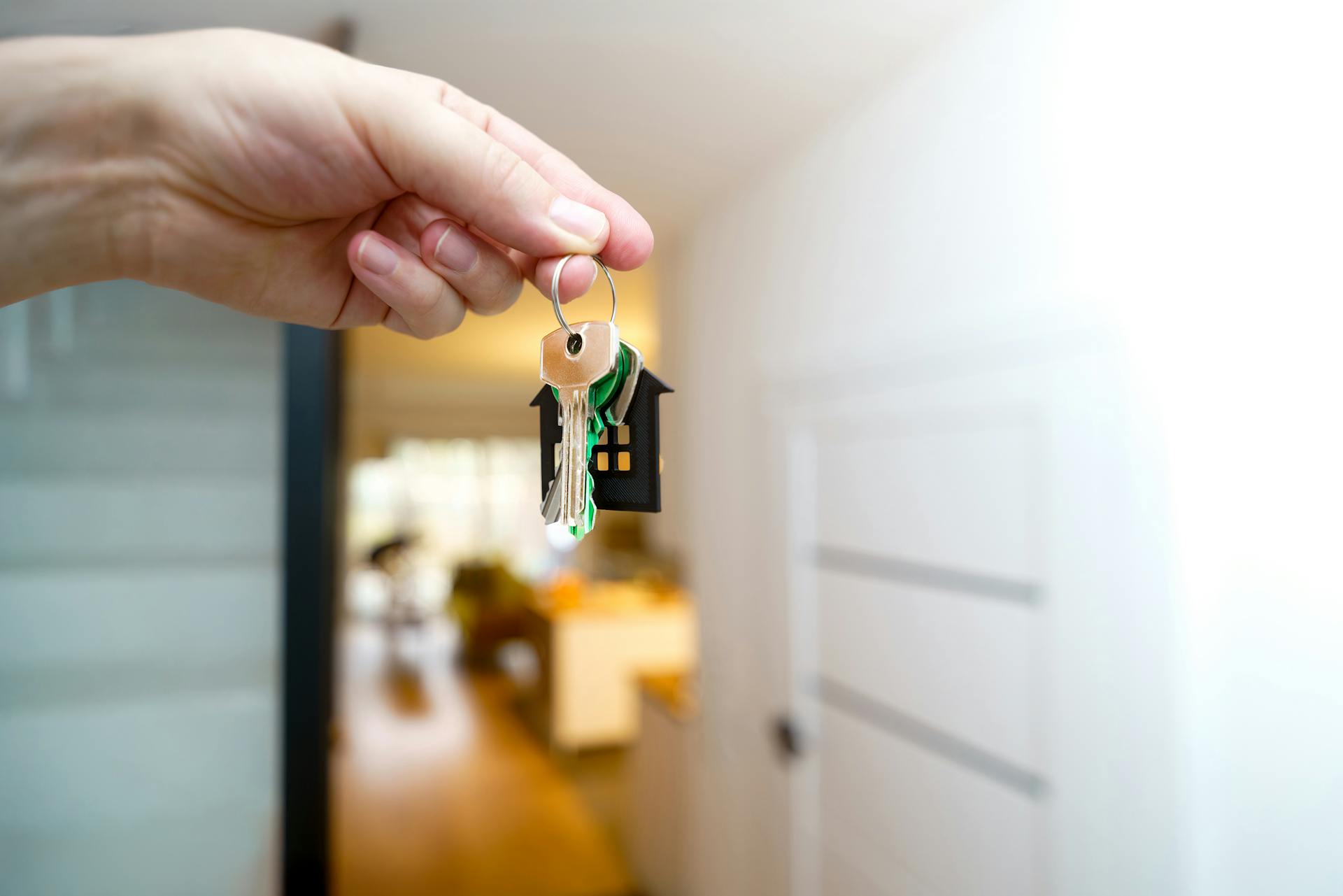 A woman holding keys | Source: Pexels