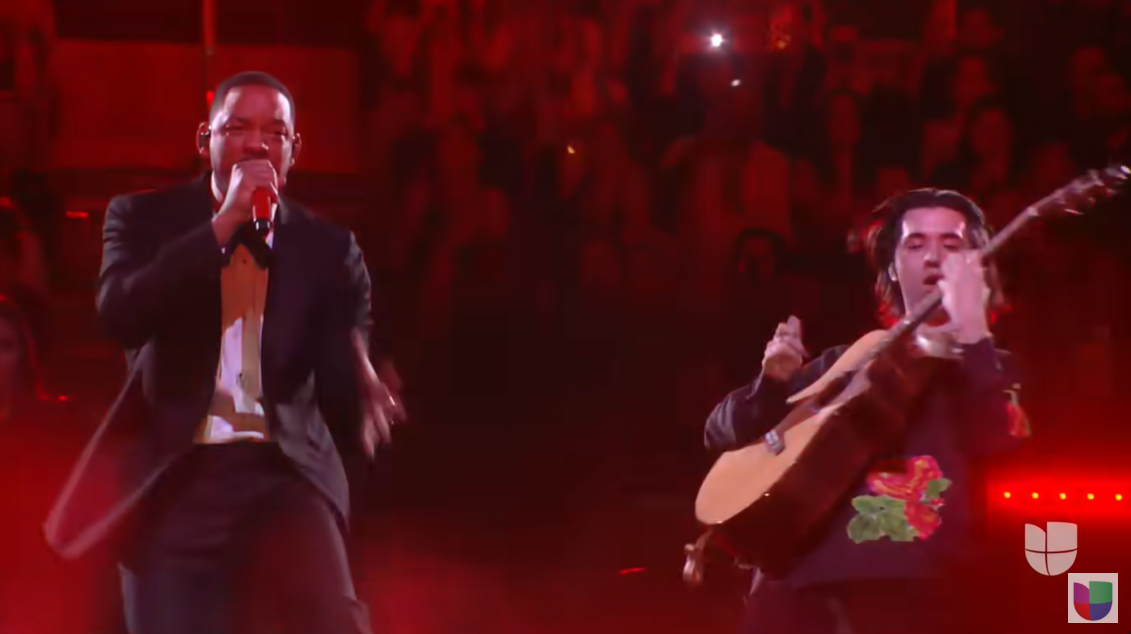 Will Smith passionately sings while performing alongside a guitarist | Source: YouTube/univision