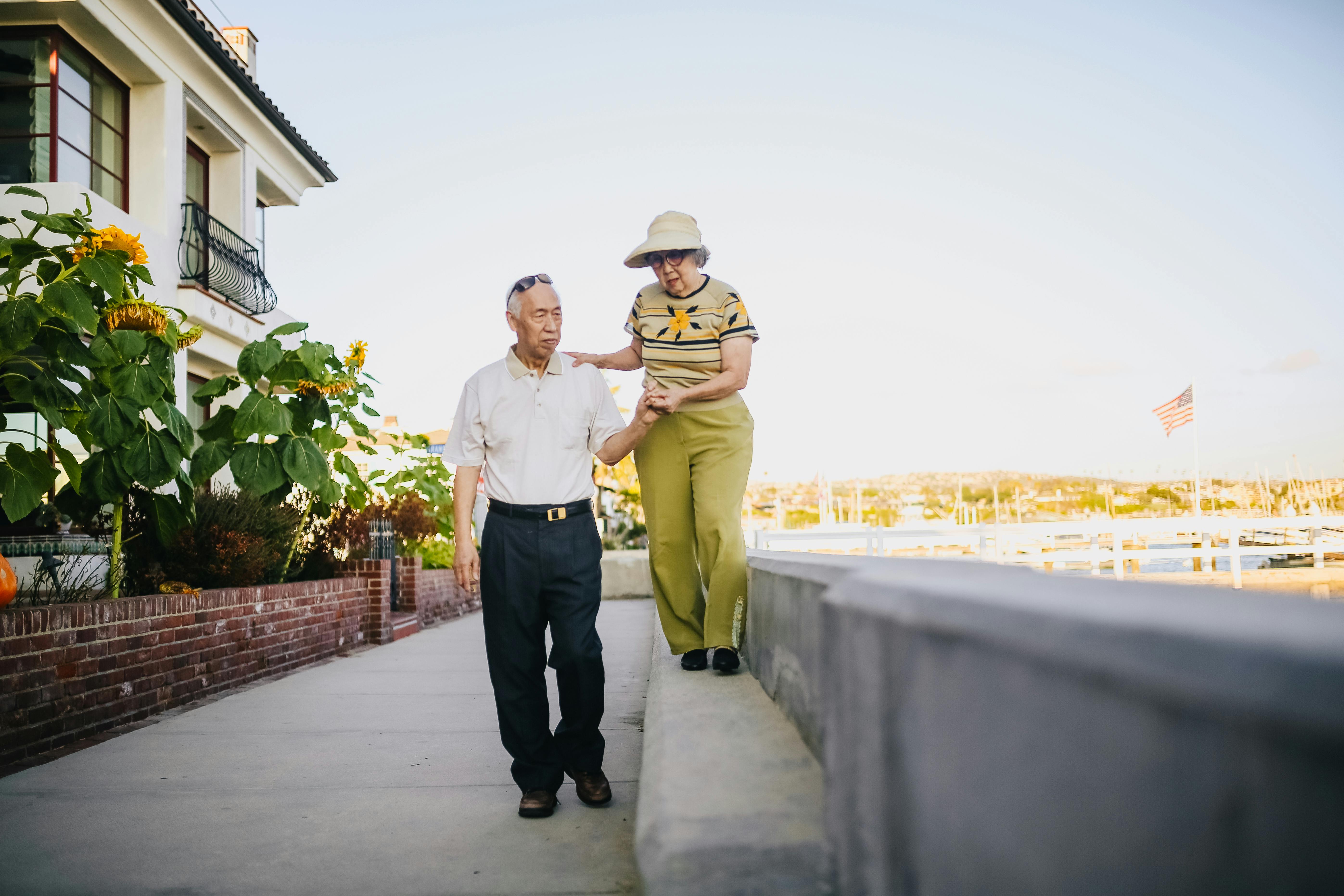 Elderly couple walking | Source: Pexels