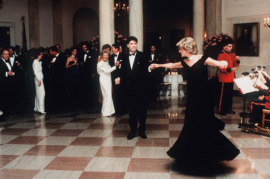 Princess Diana dances with John Travolta at the White House on November 9, 1985. | Photo: Getty Images