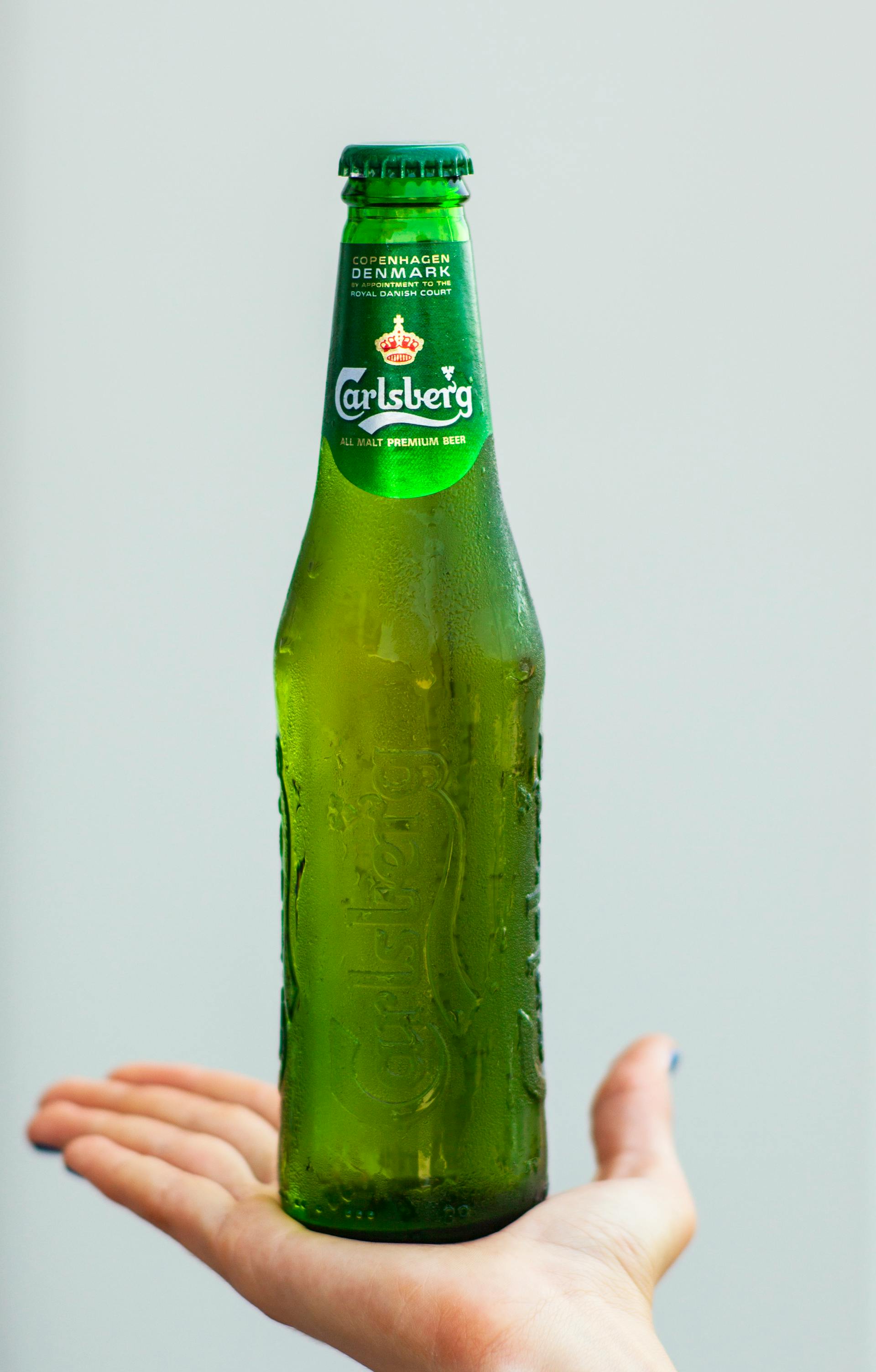 A person holding a beer bottle | Source: Pexels