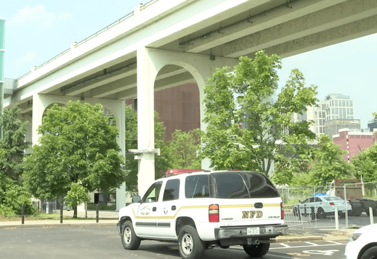 Police presence alongside the bridge when a suspect allegedly jumped into the river | Photo: Youtube/WKRN News 2