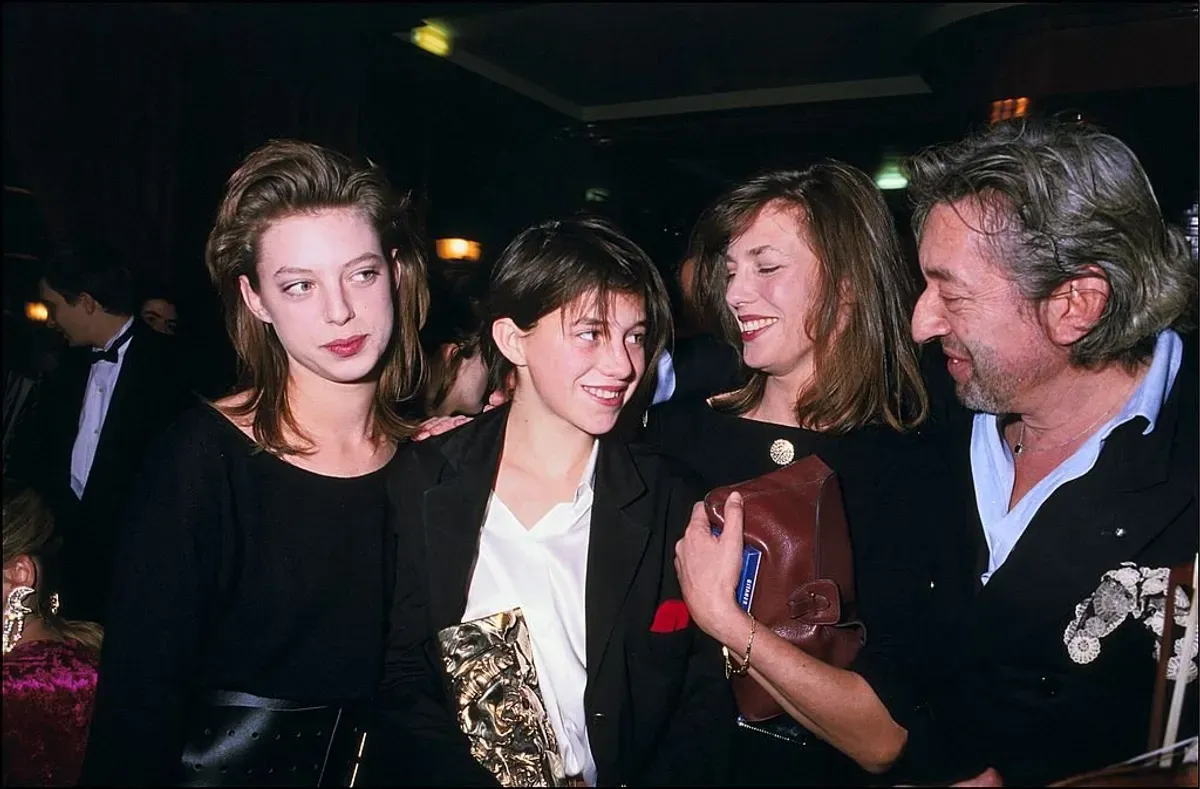 Kate Barry, Charlotte Gainsbourg et ses parents Jane Birkin et Serge Gainsbourg lors de la 11ème cérémonie de remise des prix "Cesar" le 27 février 1986 à Paris, France. | Photo : Getty Images