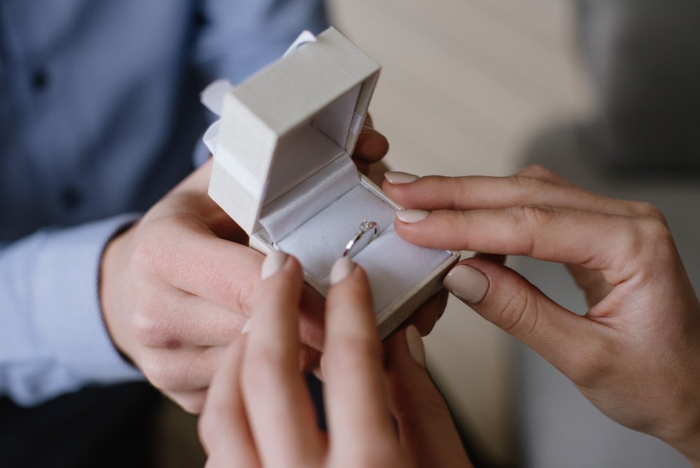Hombre entregando anillo de compromiso a una mujer. | Foto: Shutterstock