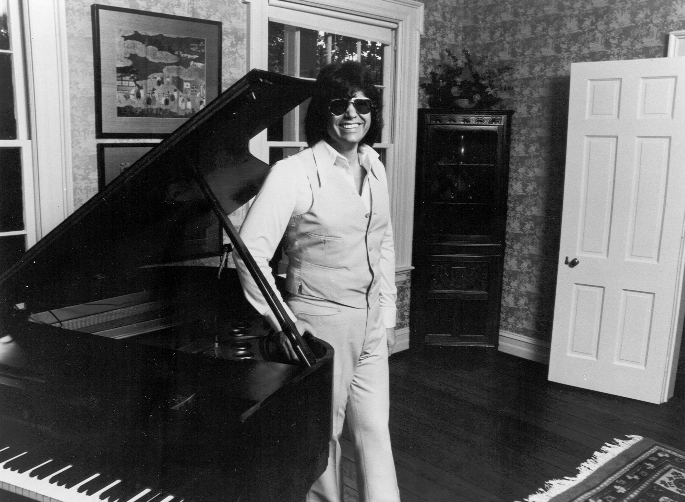 Ronnie Milsap poses for a picture by the piano circa 1970 | Source: Getty Images