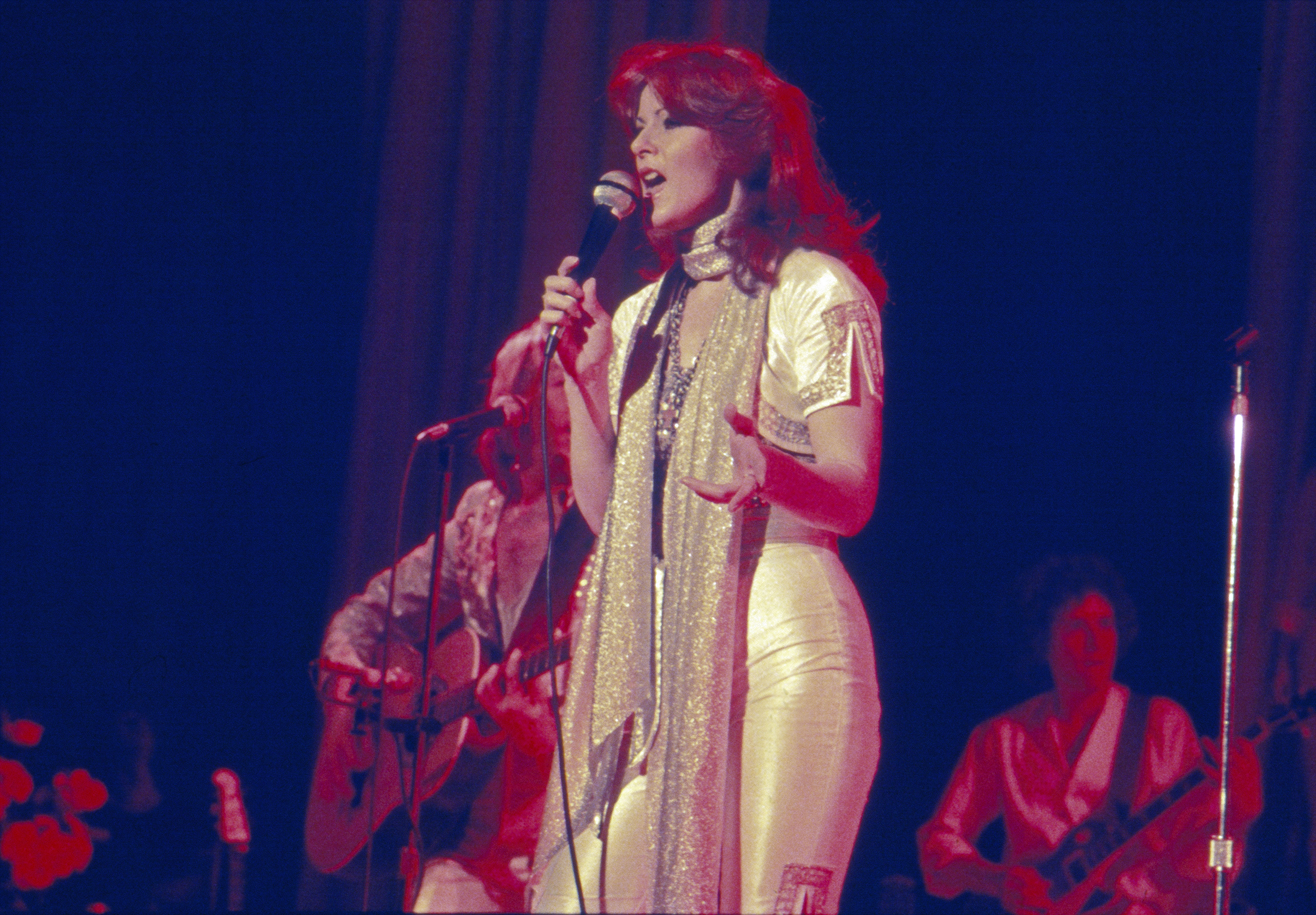 Anni-Frid Lyngstad from the Swedish pop group ABBA at the concert in Hamburg on February 10, 1977. | Source: Getty Images