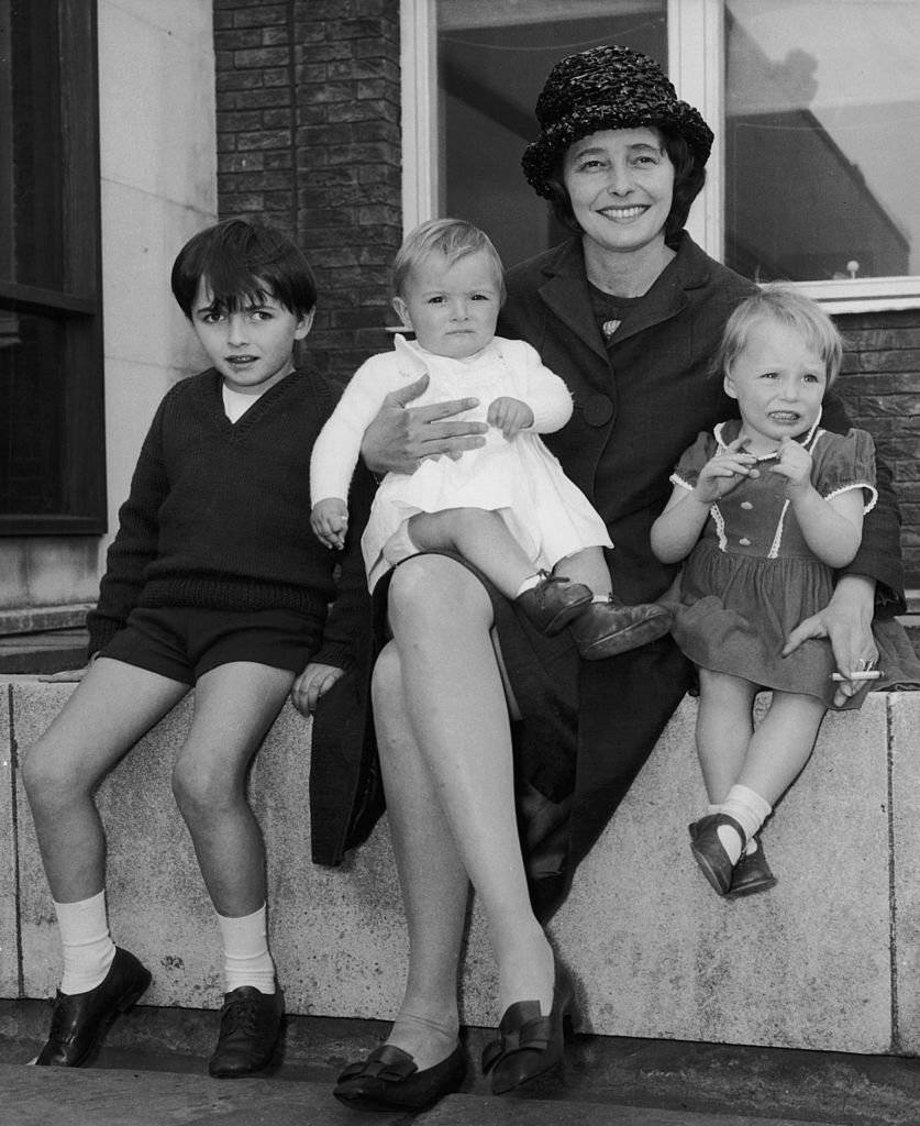 Patricia Neal con tres de sus hijos (de izquierda a derecha) Theo, Lucy y Ophelia, 3 de julio de 1966. | Foto: Getty Images.