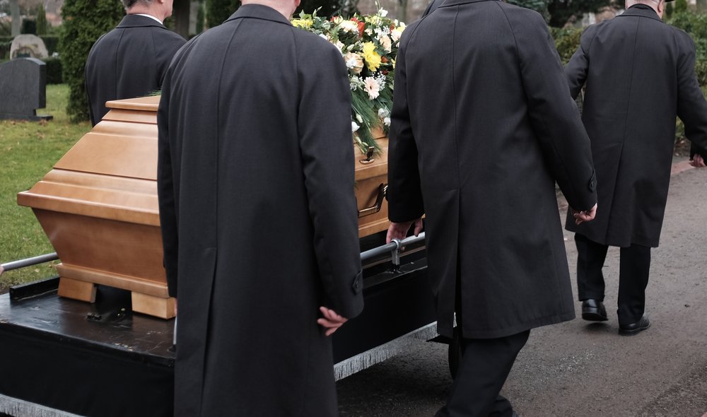 Hombres cargando un ataúd en un funeral. │Foto: Shutterstock