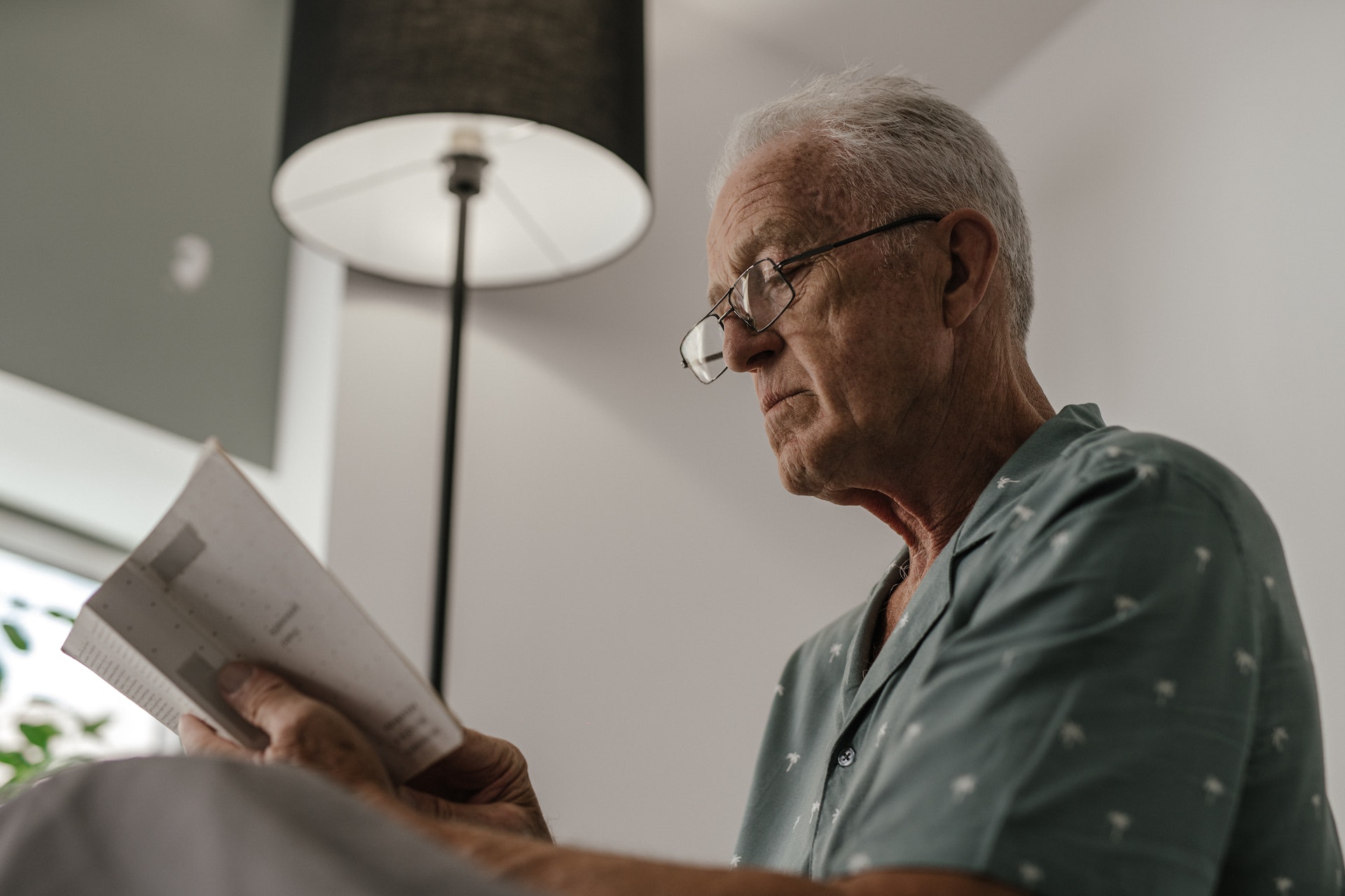 A senior man reading a letter | Source: Pexels