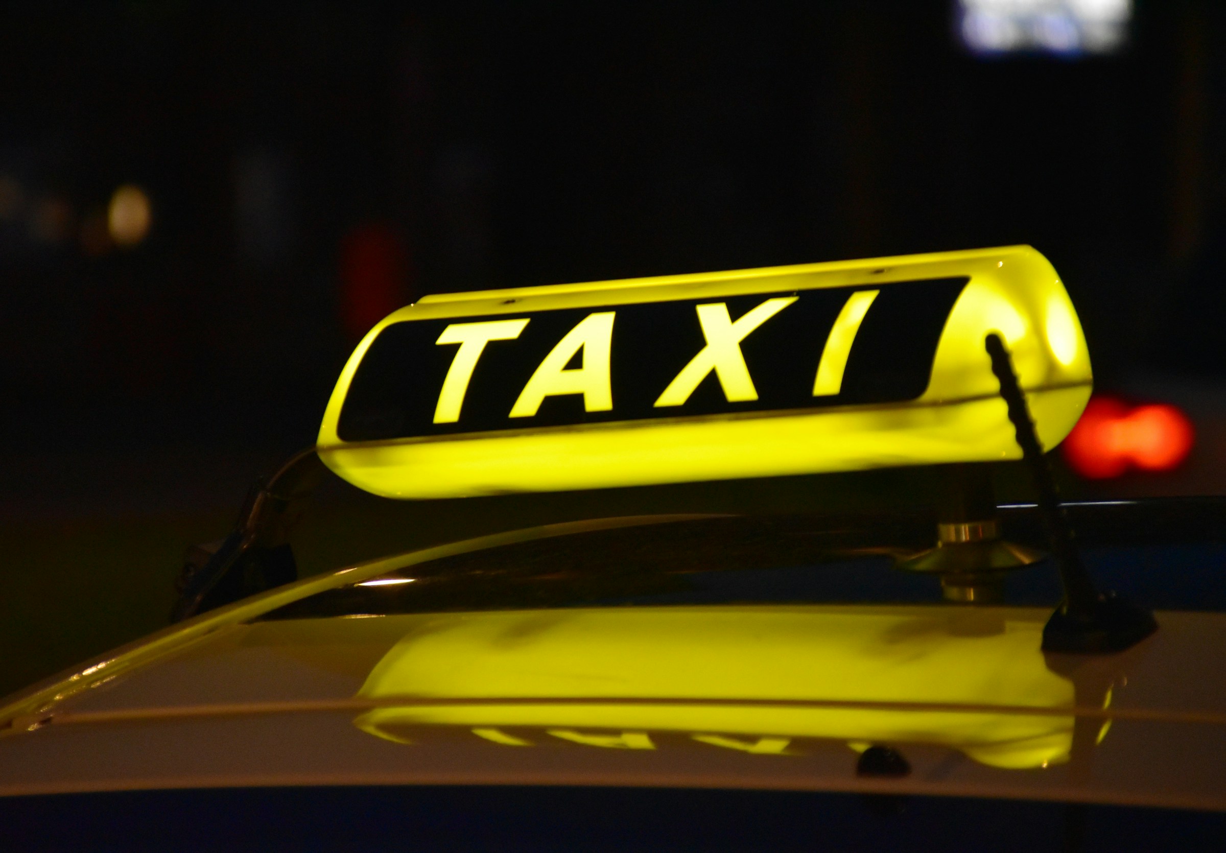 A taxi at night | Source: Unsplash