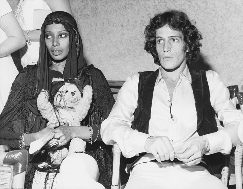 Donyale Luna y el fotógrafo italiano Luigi Cazzaniga, durante el desfile de moda Mare Moda en Capri, Italia, septiembre de 1969. | Foto: Getty Images Donyale Luna y el fotógrafo italiano Luigi Cazzaniga, durante el desfile de moda Mare Moda en Capri, Italia, septiembre de 1969. | Foto: Getty Images