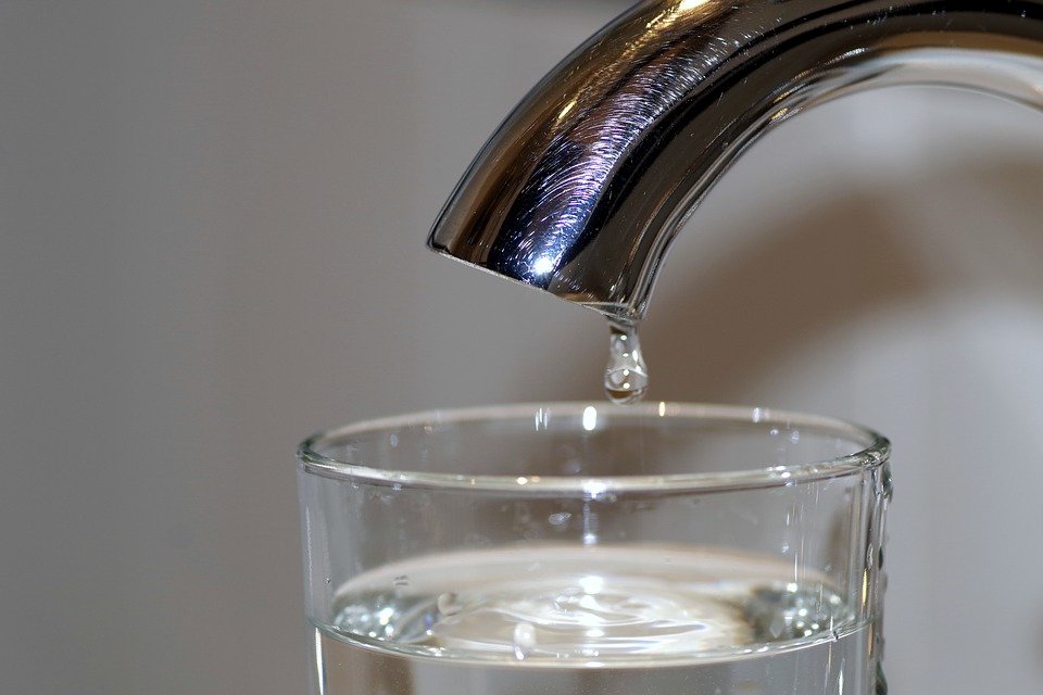 Gota de agua cae de un grifo a un vaso. | Foto: Pixabay