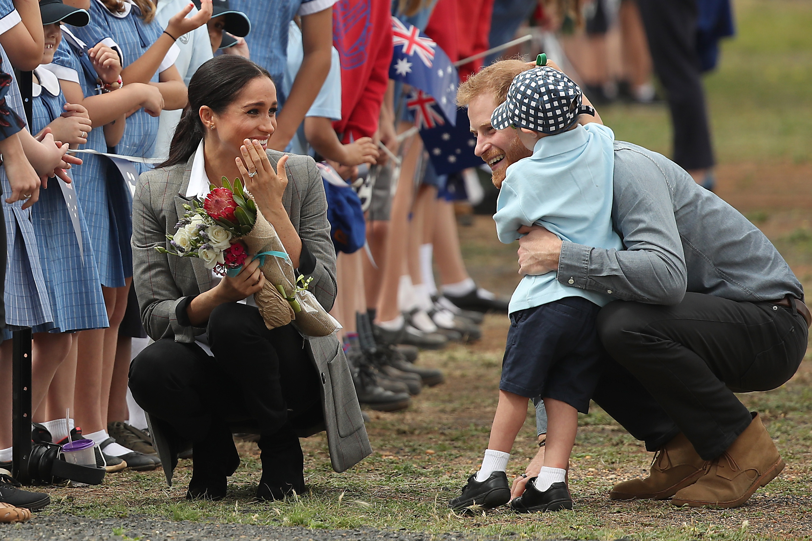 Prince Harry and Meghan Markle meet with local children as they arrive at Dubbo Airport on October 17, 2018 in Dubbo, Australia | Source: Getty Images
