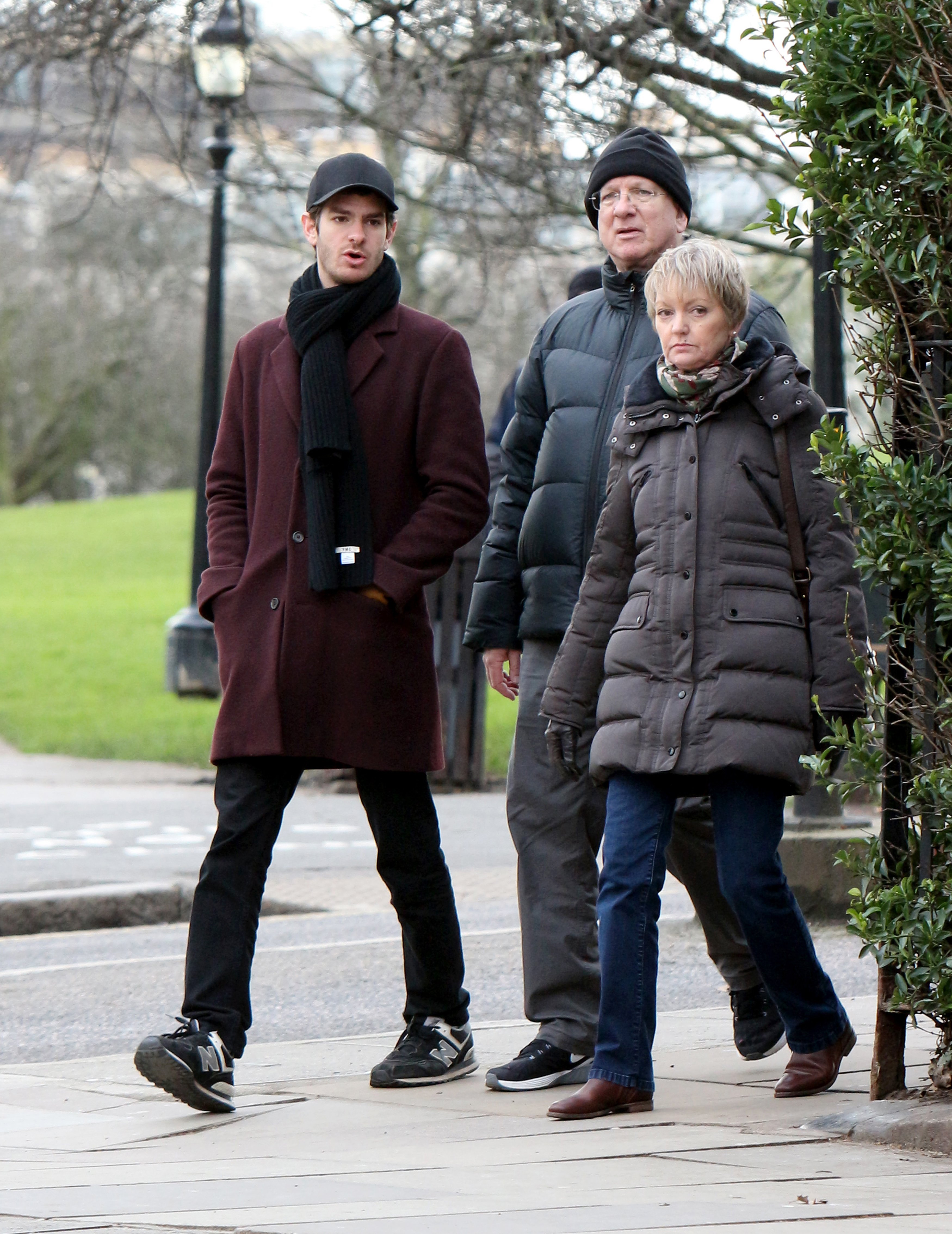 Andrew Garfield, Richard Garfield, and Lynn Garfield while house hunting in London on February 19, 2016 | Source: Getty Images