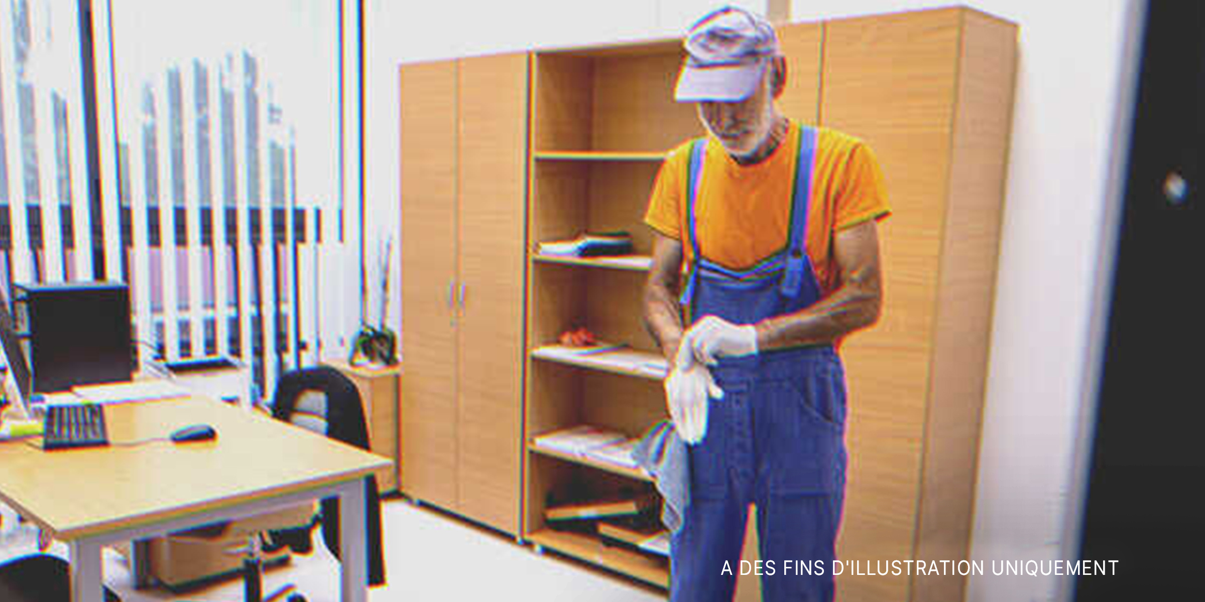Un concierge se prépare à nettoyer un bureau | Source : Getty Images