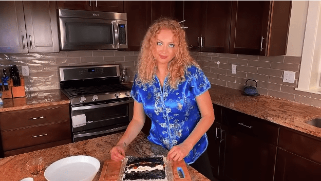  Natalie Mordovtseva preparing sushi on her YouTube channel | Photo: YouTube/Natalie Mordovtseva