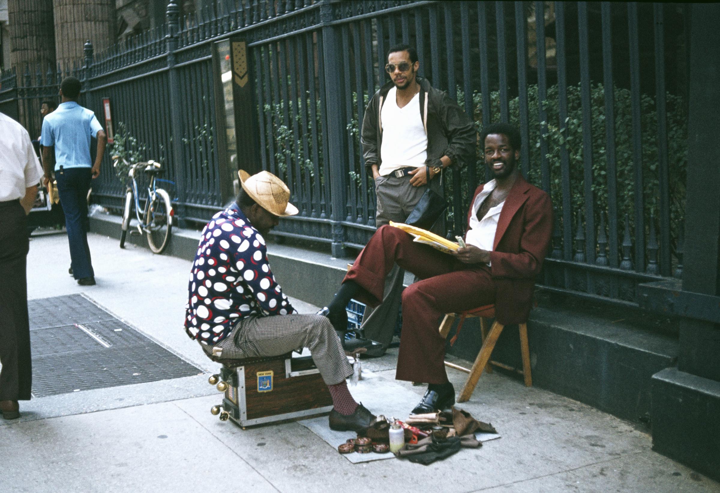 A man photographed getting his shoes shined outside St. Paul's Chapel in August 1979. | Source: Getty Images