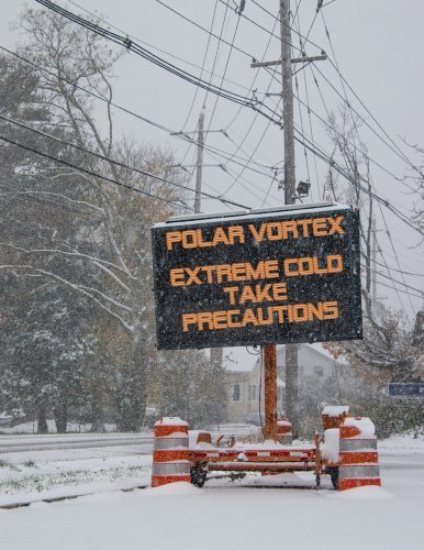 Electric road traffic mobile sign warning of the polar vortex, January 2019. | Photo: Shutterstock