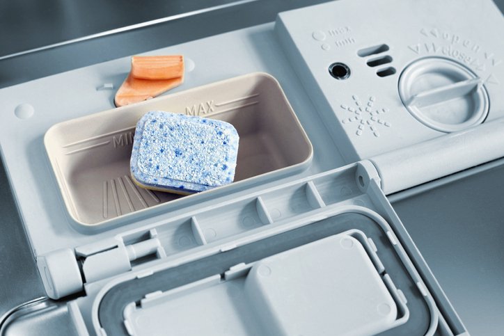 Geschirrspüler-Tabletten in offenen Geschirrspüler. I Quelle: Getty Images