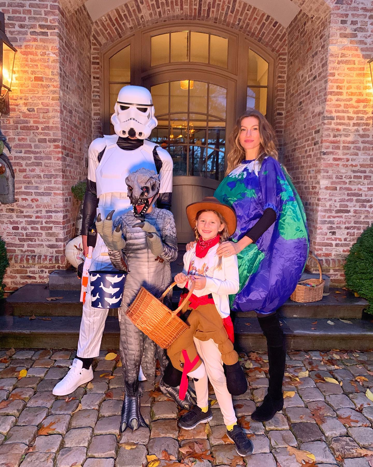 Gisele Bündchen and her family from a post dated November 1, 2019. | Source: Facebook/Gisele Bündchen