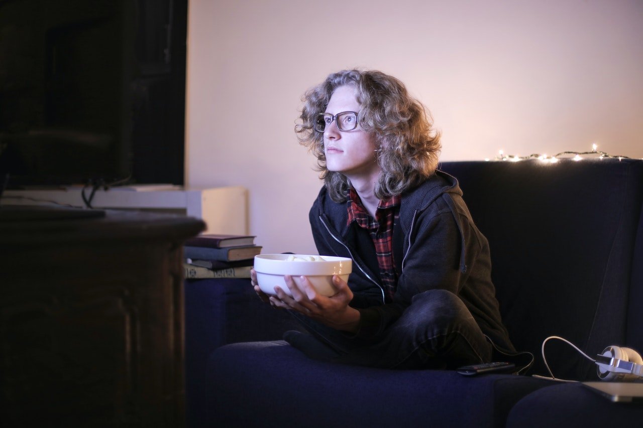 Joven viendo televisión. | Foto: Pexels