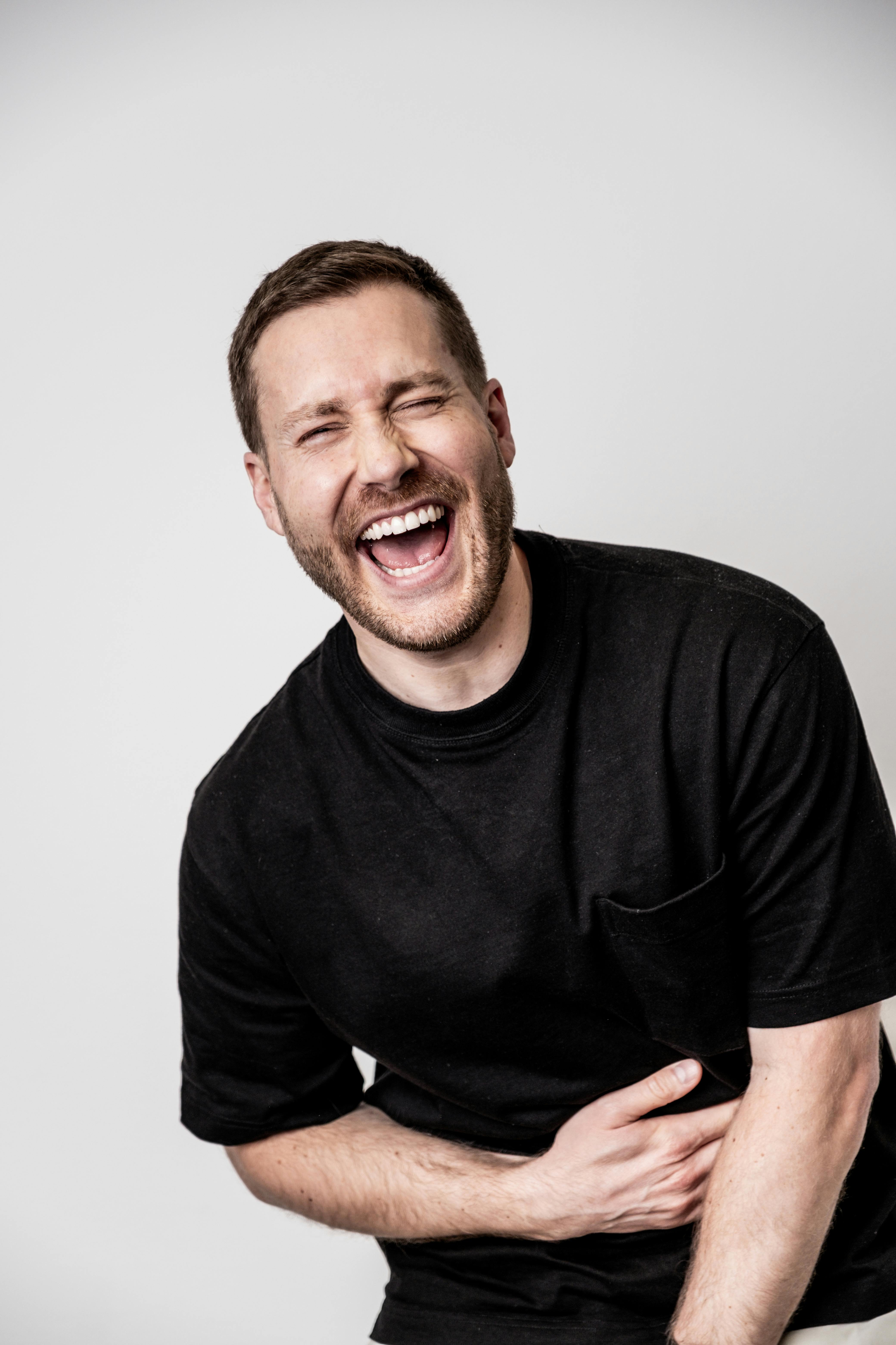 A happy man laughing | Source: Pexels