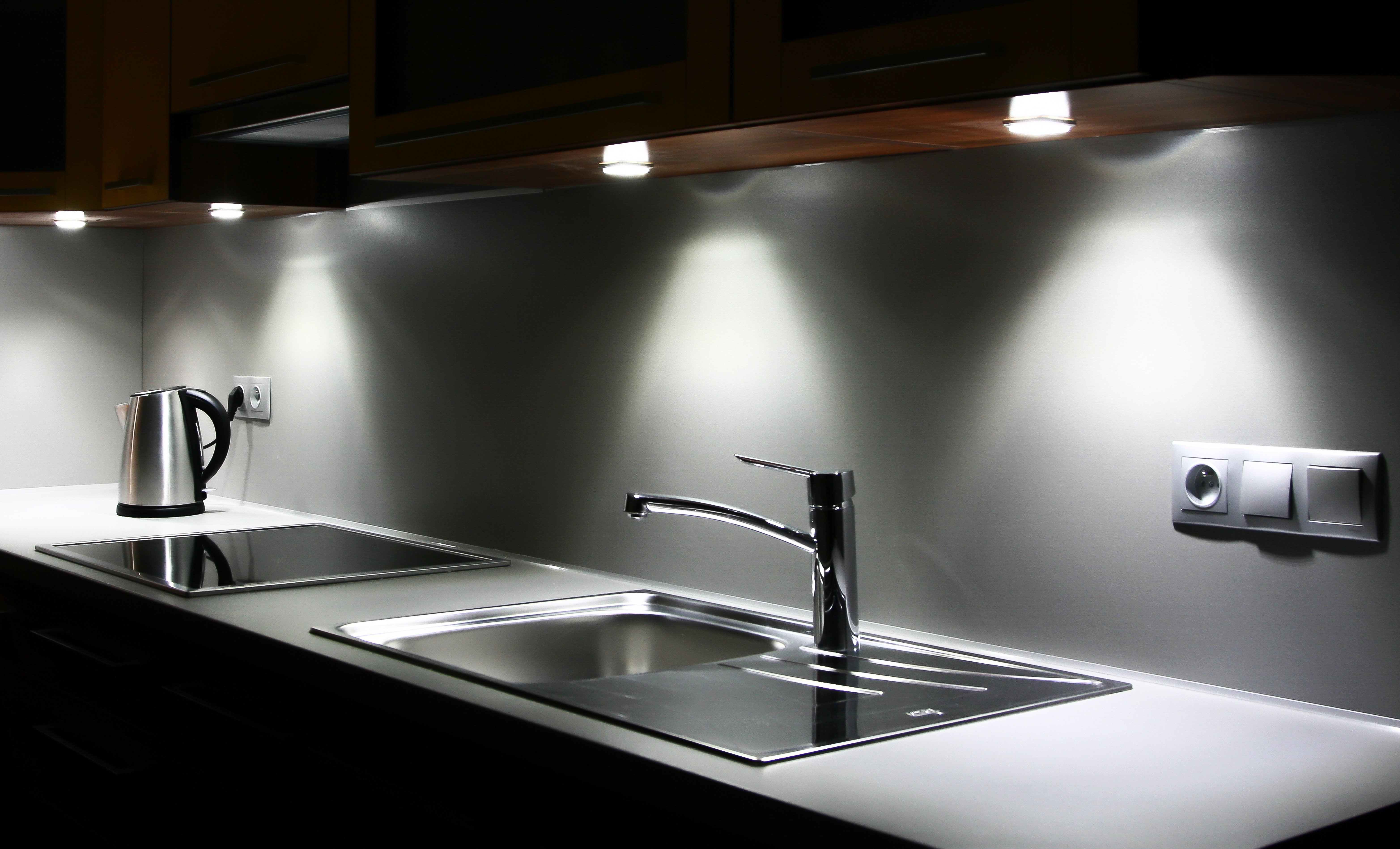Внутреннюю рабочую поверхность. Подсветка для кухни. Подсветка для кухни под шкафы. Светильники для кухни над рабочей поверхностью. Led подсветка для кухни.