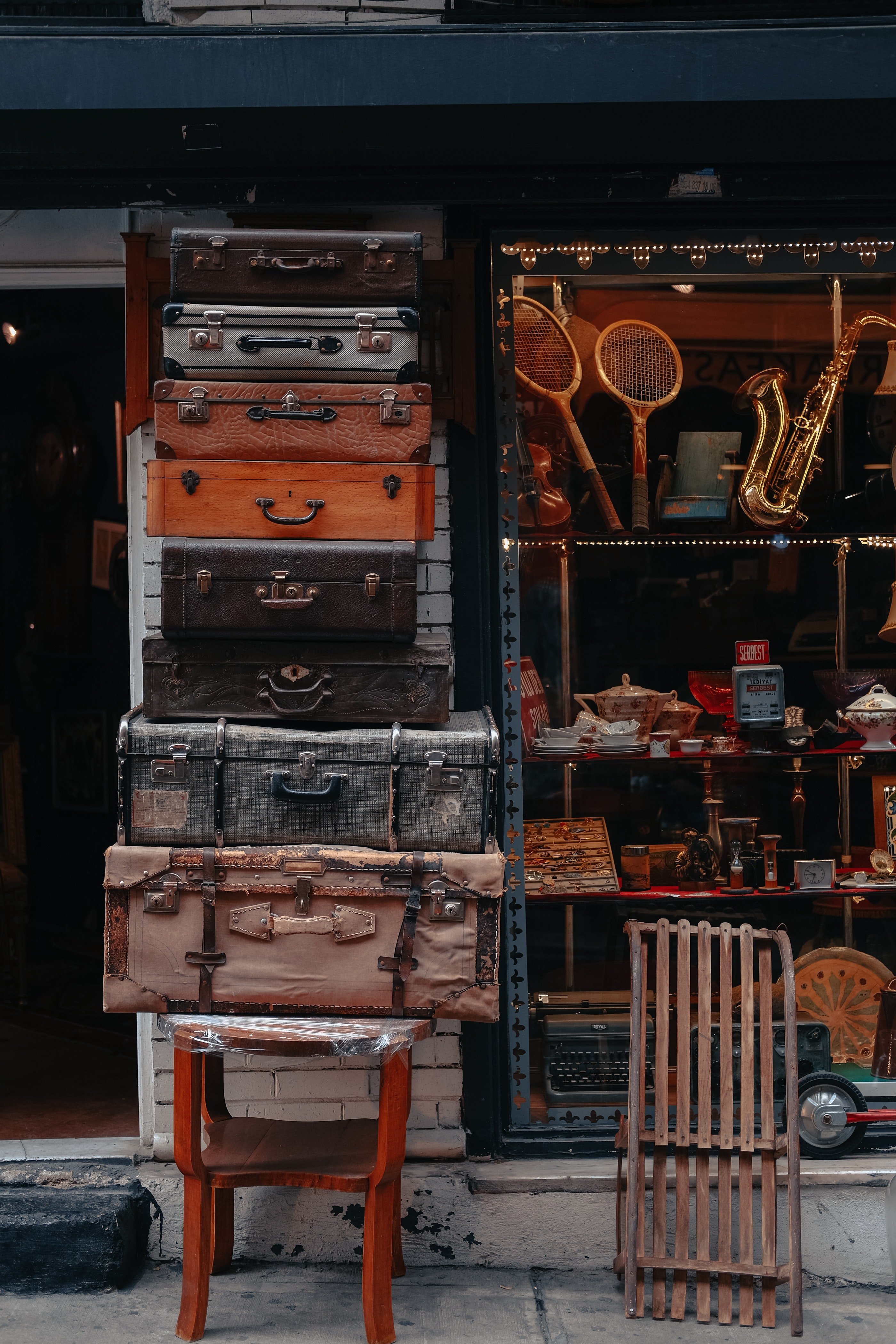 Harold entered a local antique shop to ask for some food and met the owner. | Photo: Pexels