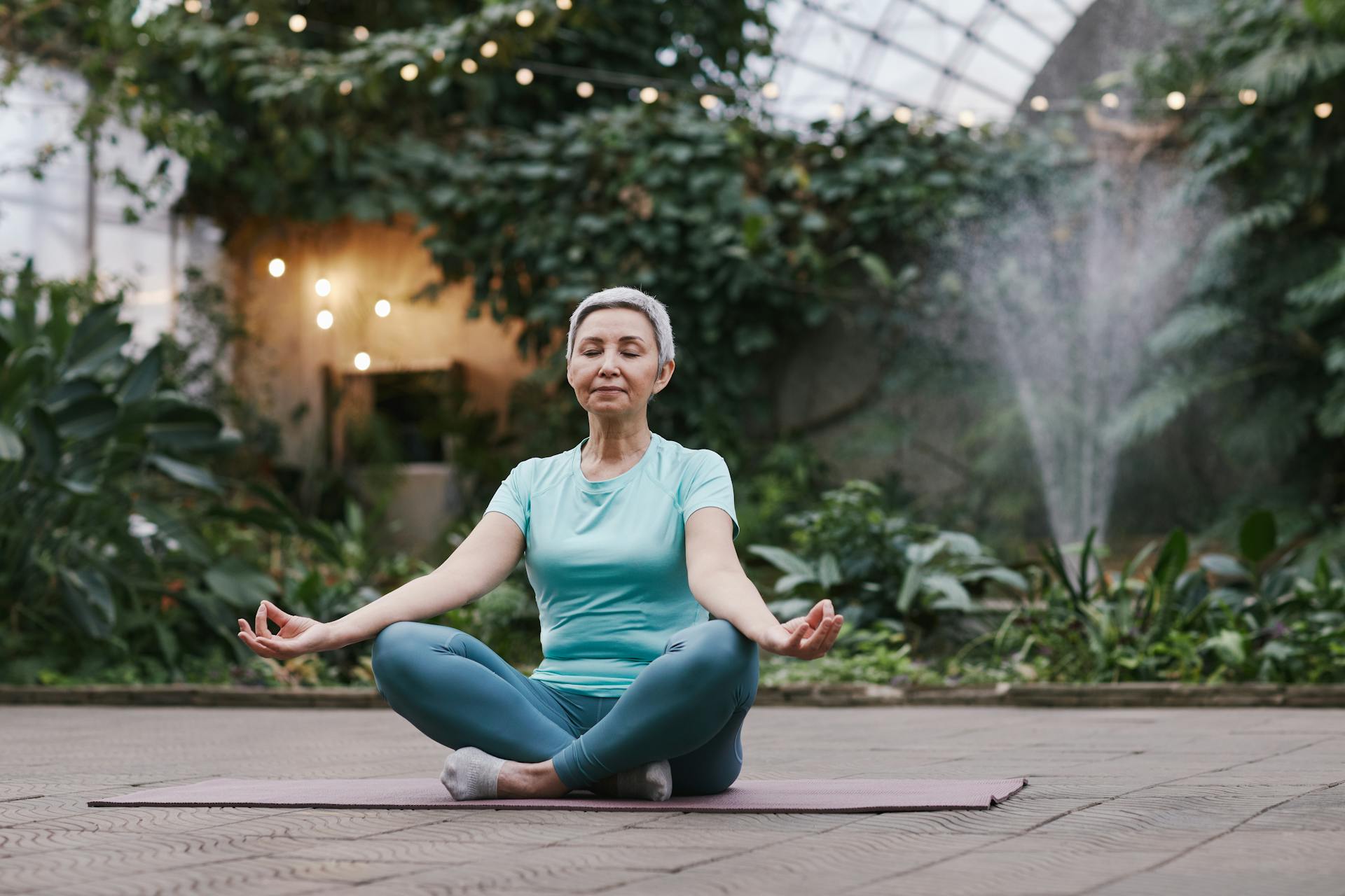 A woman meditating | Source: Pexels