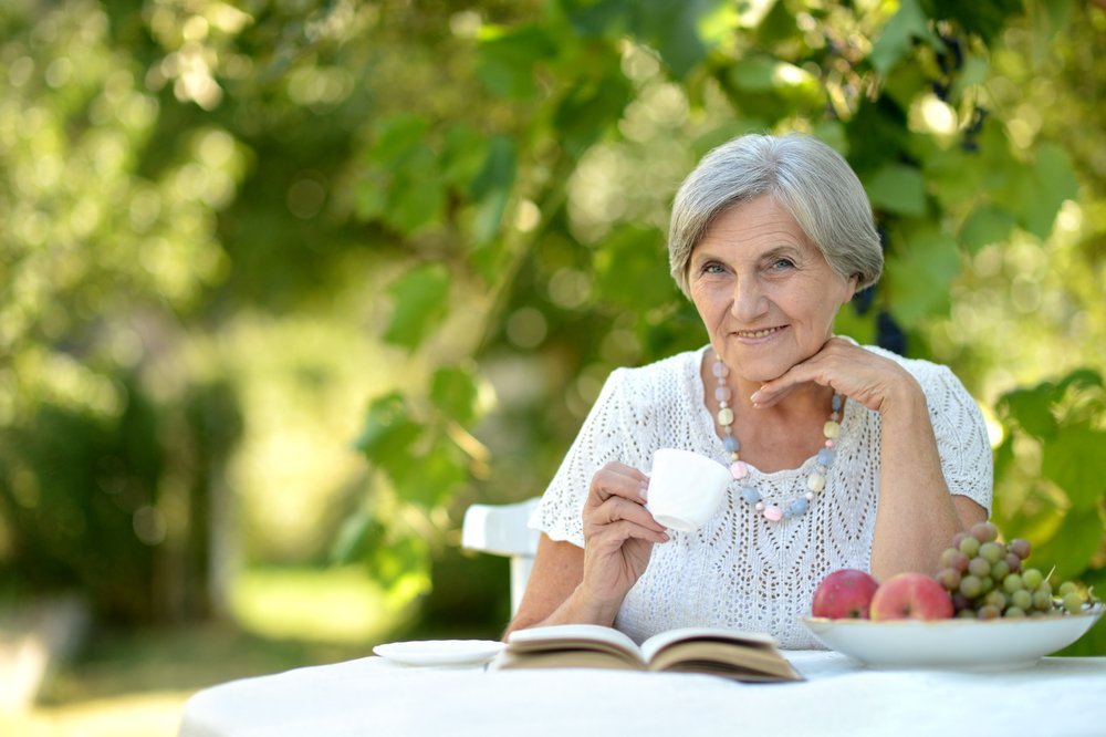 Retrato de una bella mujer de mayor edad al aire libre en una mesa. Fuente: Shutterstock Retrato de una bella mujer de mayor edad al aire libre en una mesa. Fuente: Shutterstock