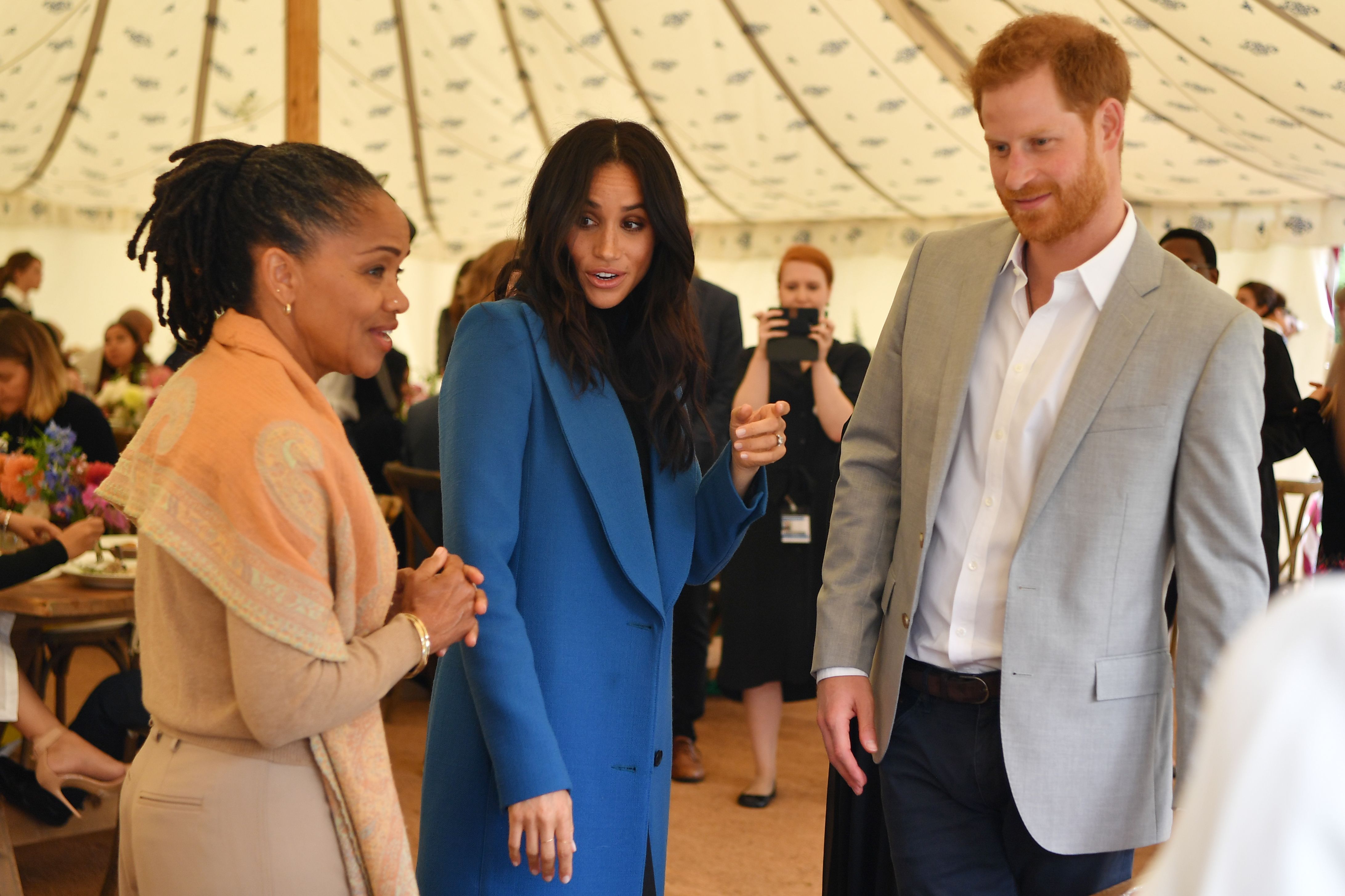 Doria Ragland, la duquesa Meghan y el príncipe Harry en el Palacio de Kensington en Londres el 20 de septiembre de 2018. | Foto: Getty Images