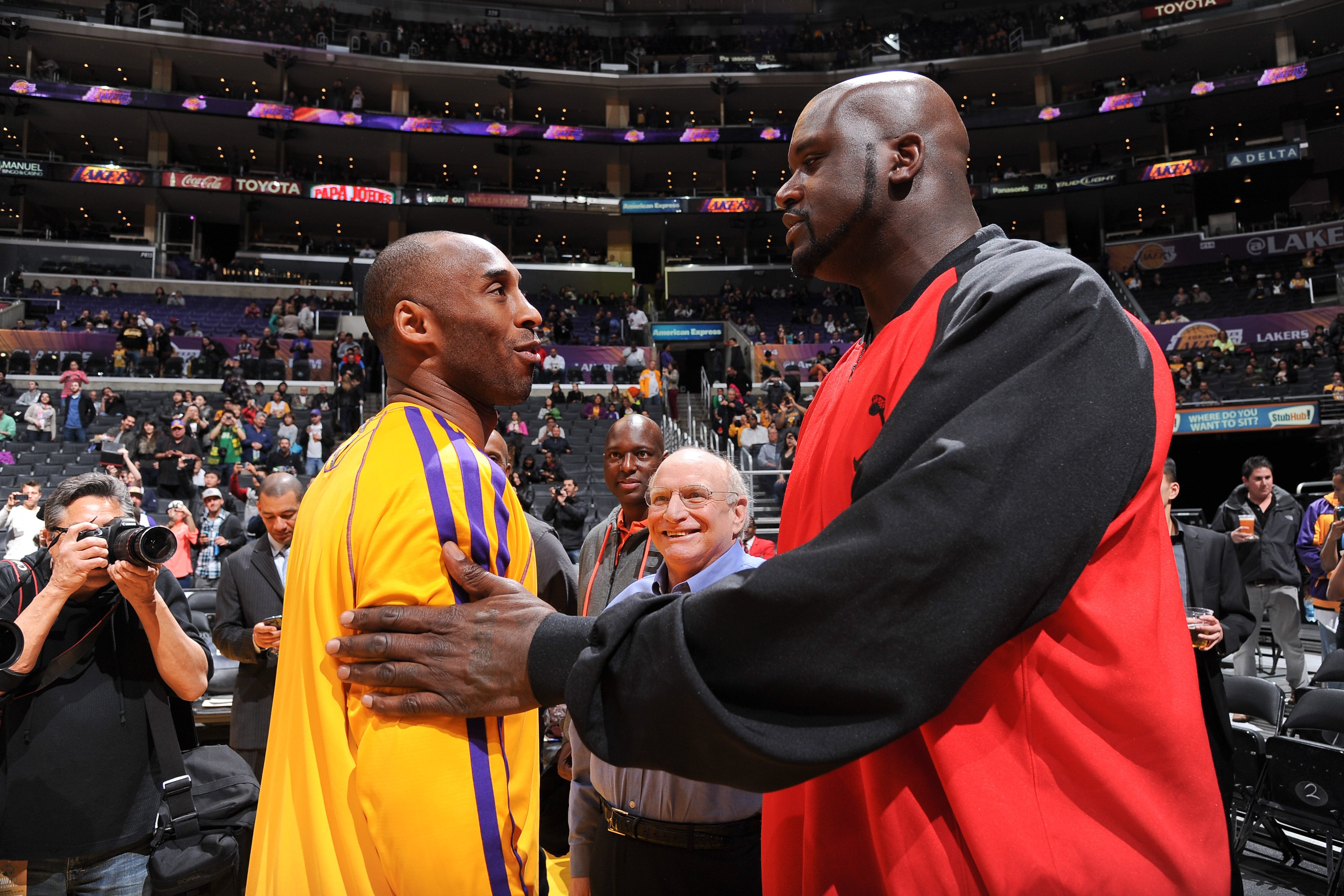  Shaquille O'Neal greets former teammate Kobe Bryant #24 of the Los Angeles Lakers before a game between the Lakers and the Phoenix Suns at Staples Center on February 12, 2013 | Photo: GettyImages