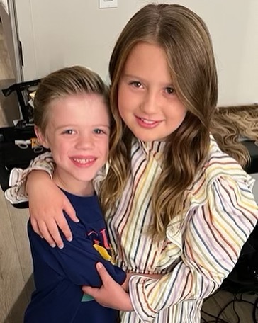 Remington and River Blackstock from a post dated August 19, 2023. | Source: Instagram/kellyclarkson
