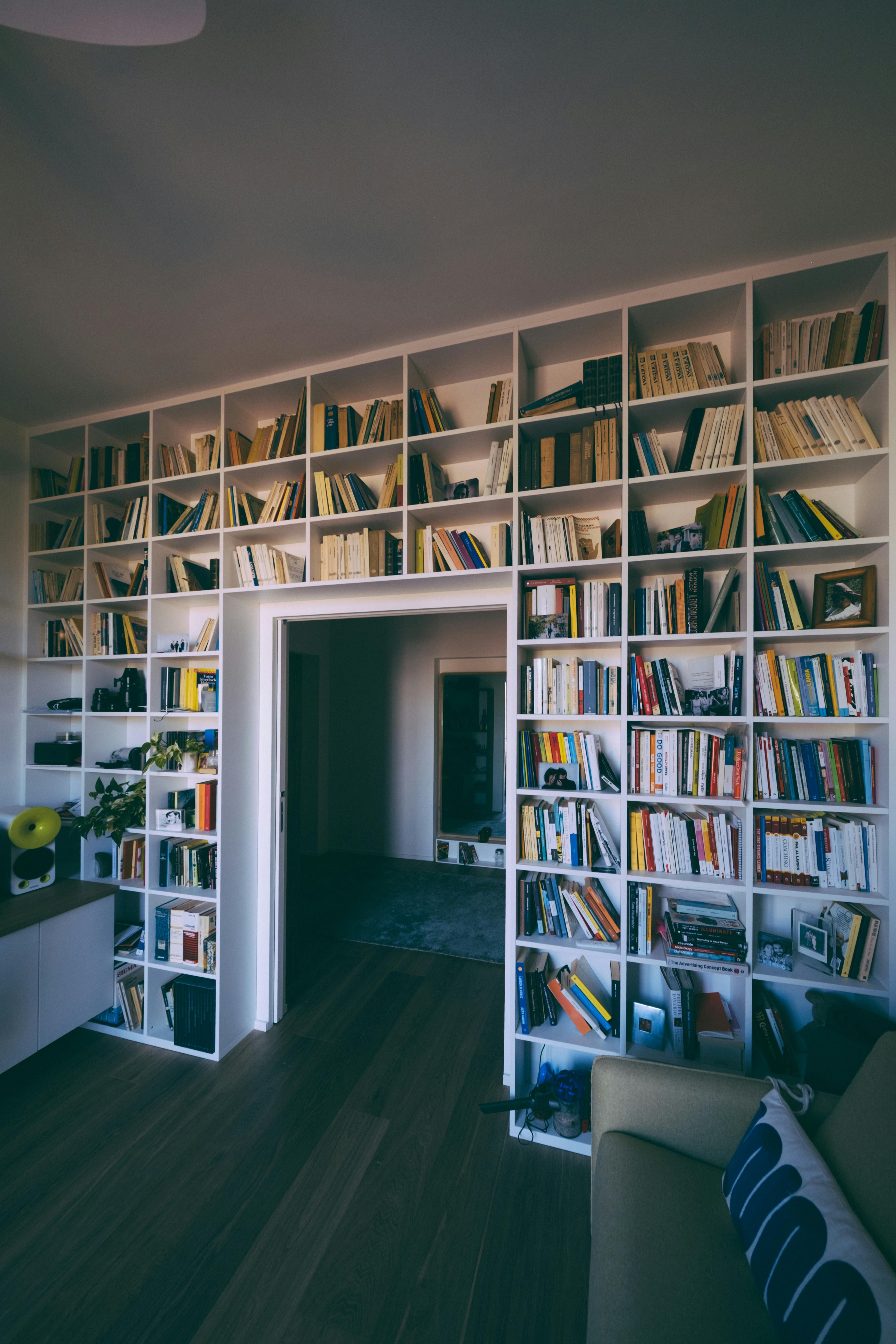 A bookshelf at home | Source: Pexels