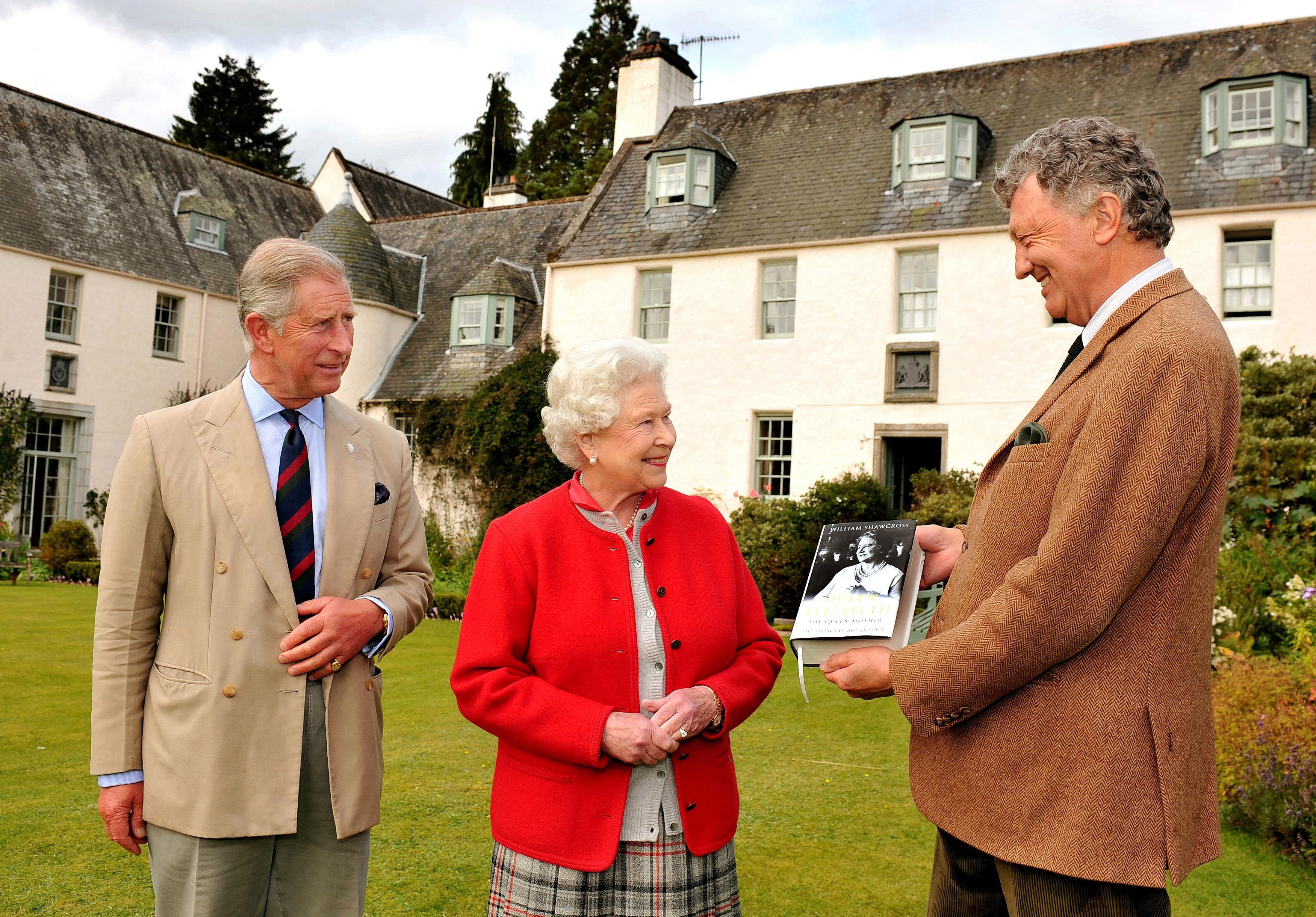 Queen Elizabeth II, Prince Charles, William Shawcross in the garden at Birkhall on September 2, 2009, in Balmoral Estate, Scotland. | Source: Getty Images