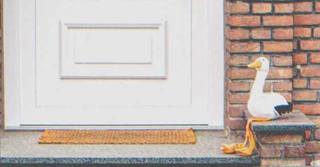 Una cigüeña de peluche en la entrada de una casa. | Foto: Shutterstock 