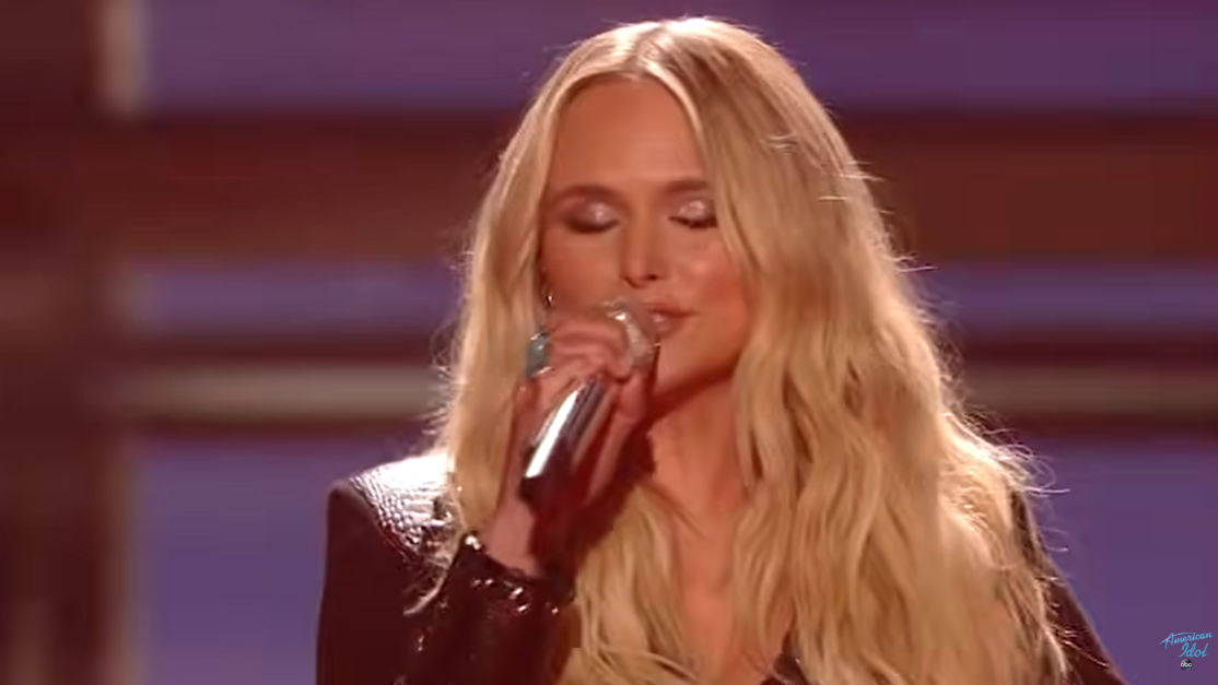 Miranda Lambert performs "Kerosene" on "American Idol," eyes closed in a moment of calm focus | Source: YouTube/AmericanIdol
