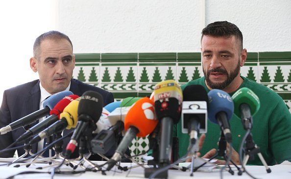 David Serrano, propietario de la finca donde murió Julen, en conferencia de prensa. | Imagen: Getty Images David Serrano, propietario de la finca donde murió Julen, en conferencia de prensa. | Imagen: Getty Images