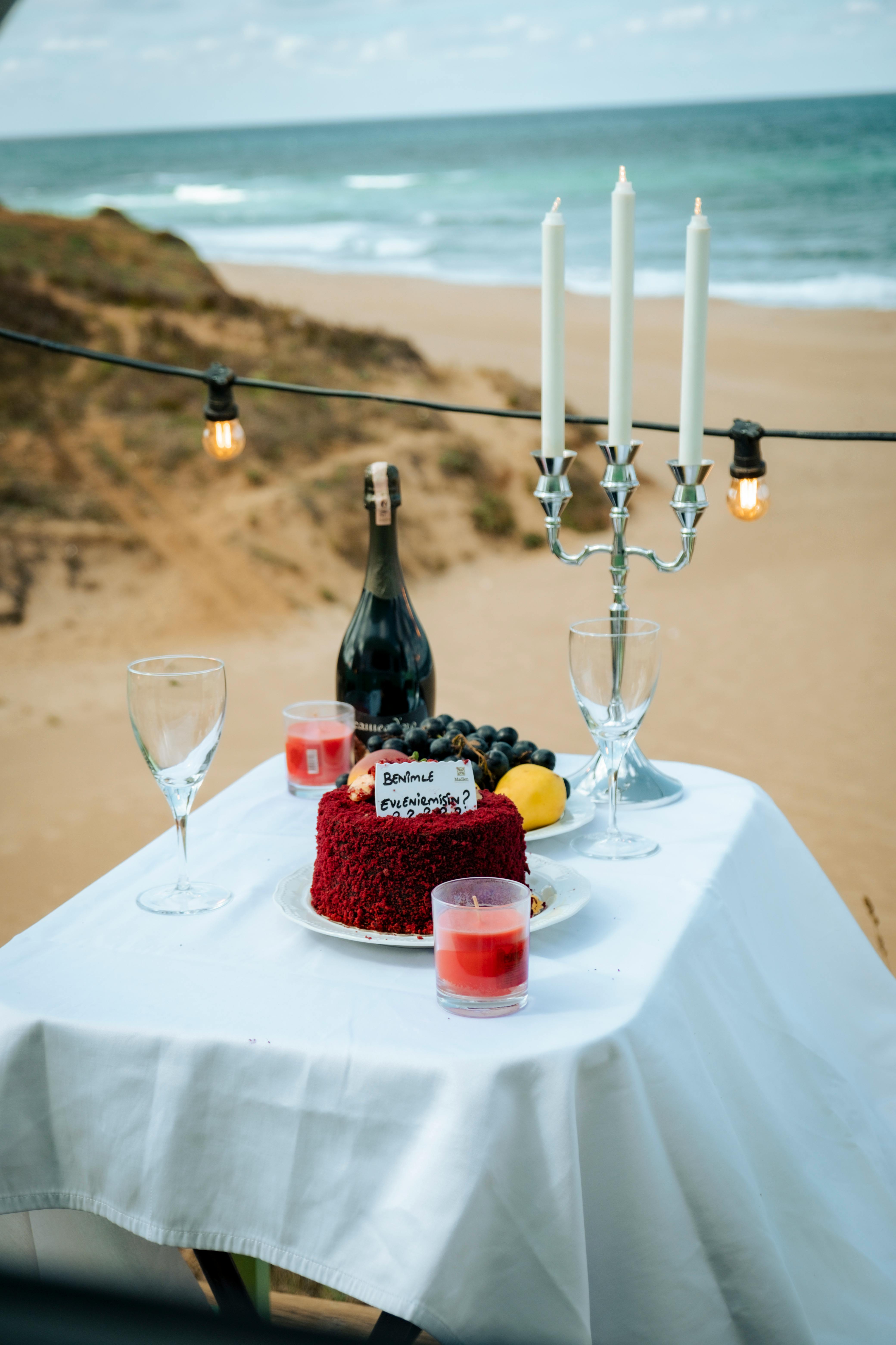 Wine and cake on a table | Source: Pexels